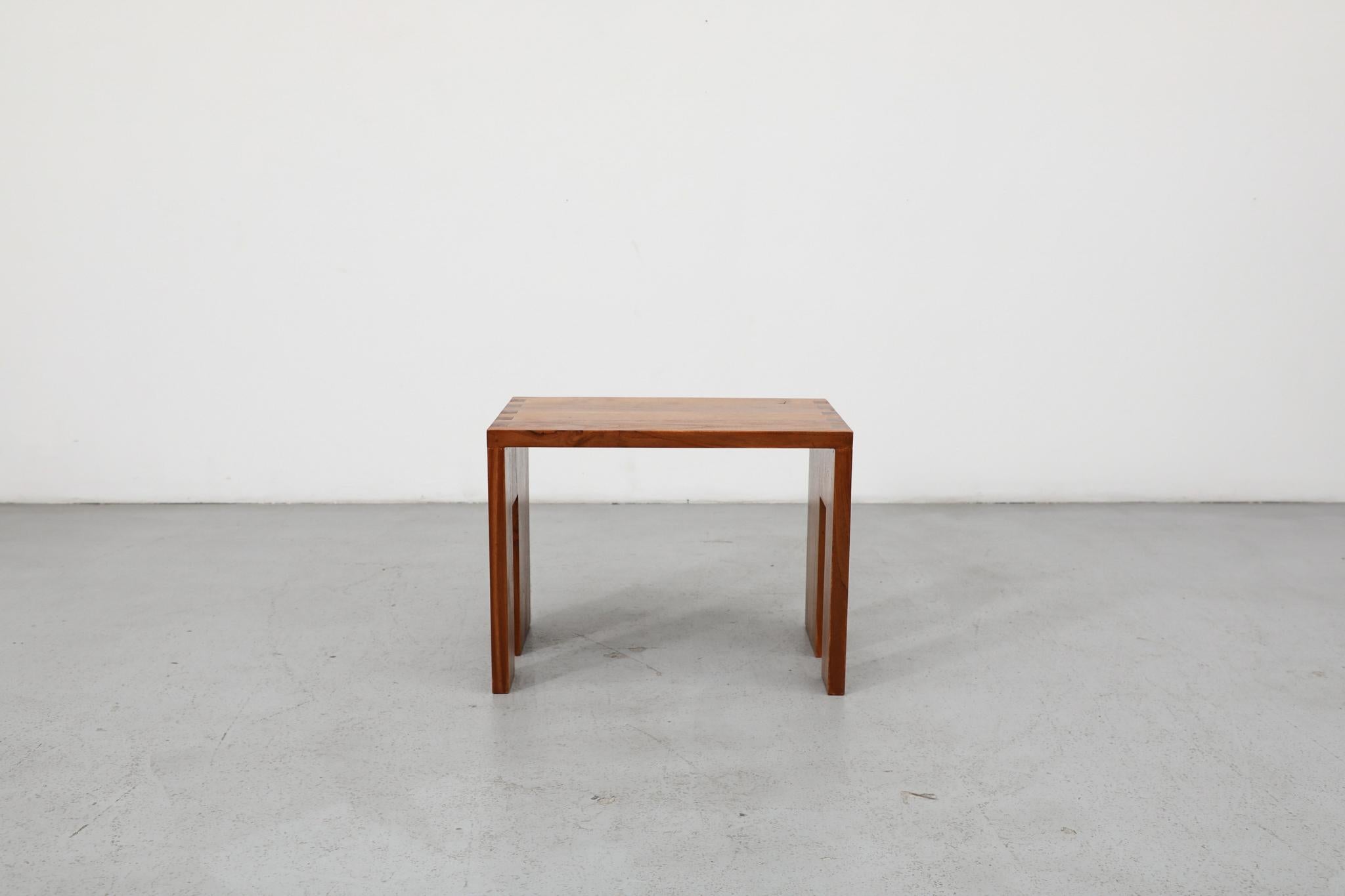 Der modernistische Beistelltisch aus Massivholz zeigt das skulpturale Wasserfalldesign, das für die Handwerkskunst der Jahrhundertmitte charakteristisch ist. Das aus den Niederlanden stammende, handverlesene Möbelstück zeigt eine durchdachte