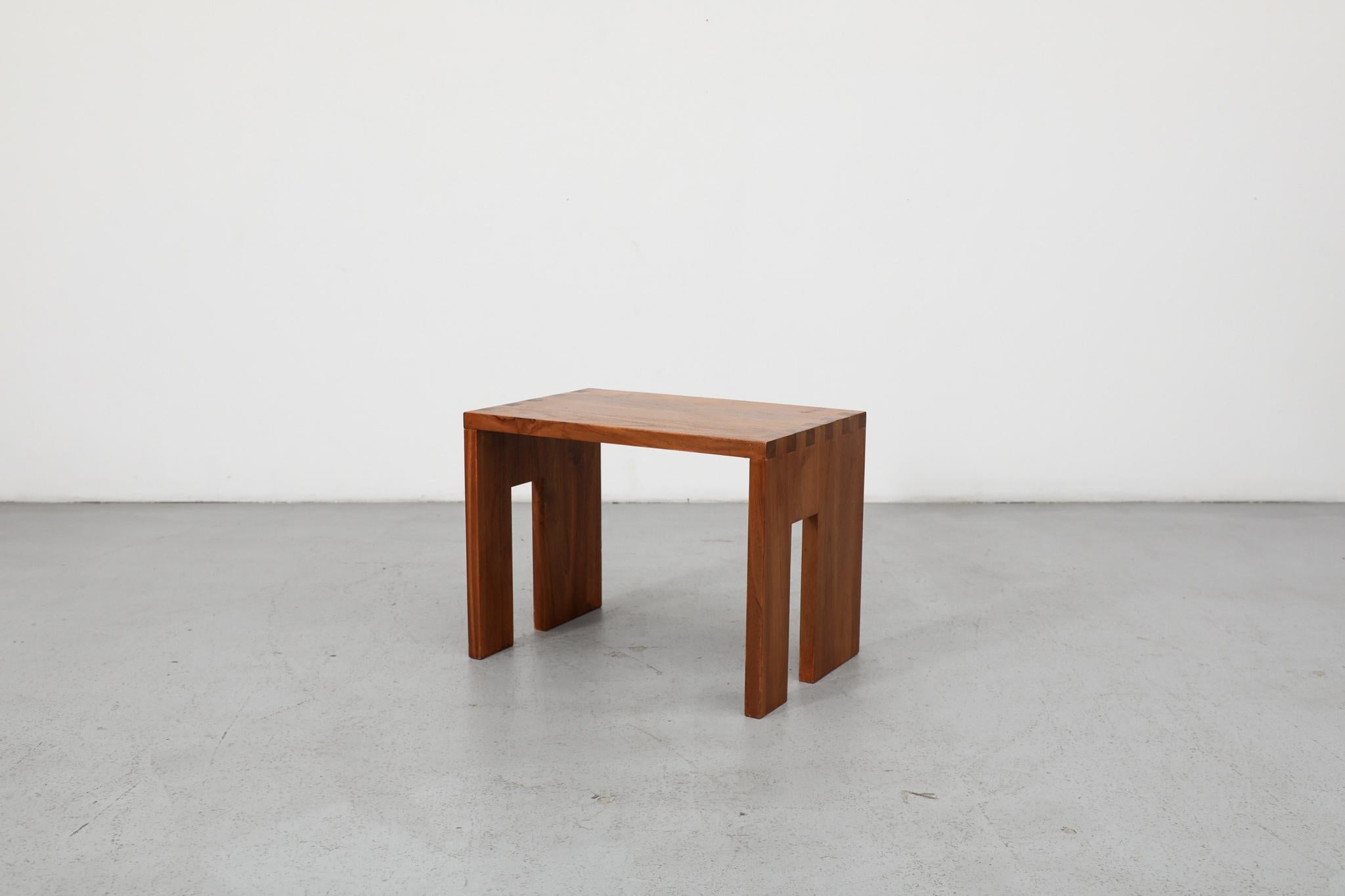 Mid-Century Modern Waterfall Beistelltisch mit gekerbten Beinen, Massivholz (Moderne der Mitte des Jahrhunderts) im Angebot