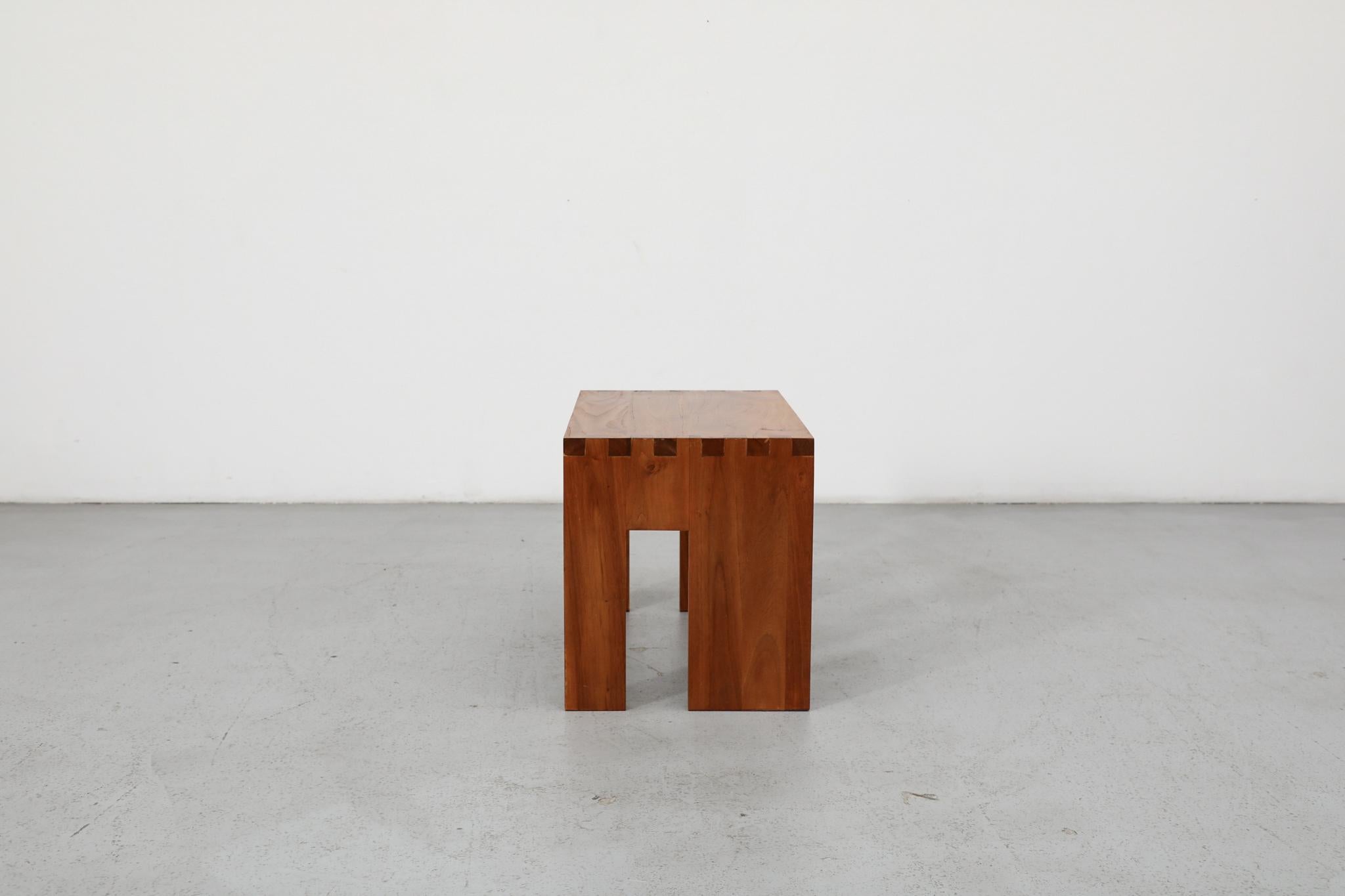 Mid-Century Modern Waterfall Beistelltisch mit gekerbten Beinen, Massivholz (Niederl�ändisch) im Angebot