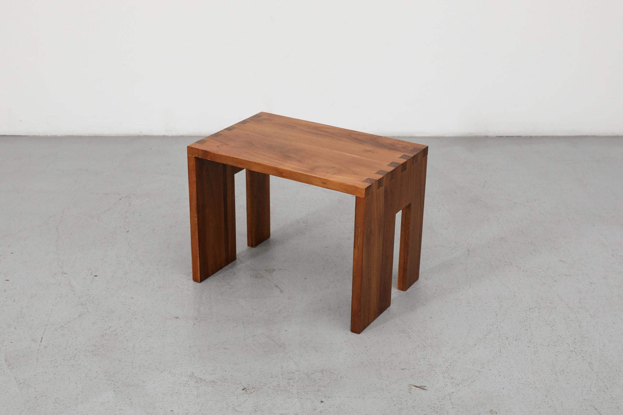 Mid-Century Modern Waterfall Beistelltisch mit gekerbten Beinen, Massivholz (Gebeizt) im Angebot