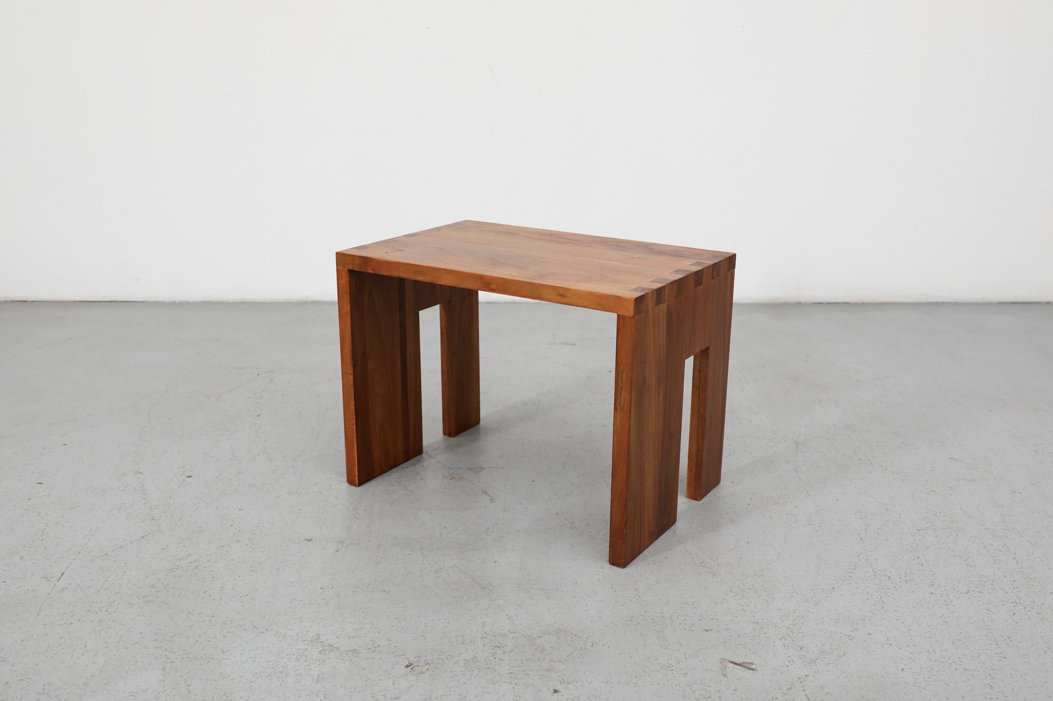 Mid-Century Modern Waterfall Beistelltisch mit gekerbten Beinen, Massivholz im Zustand „Gut“ im Angebot in Los Angeles, CA