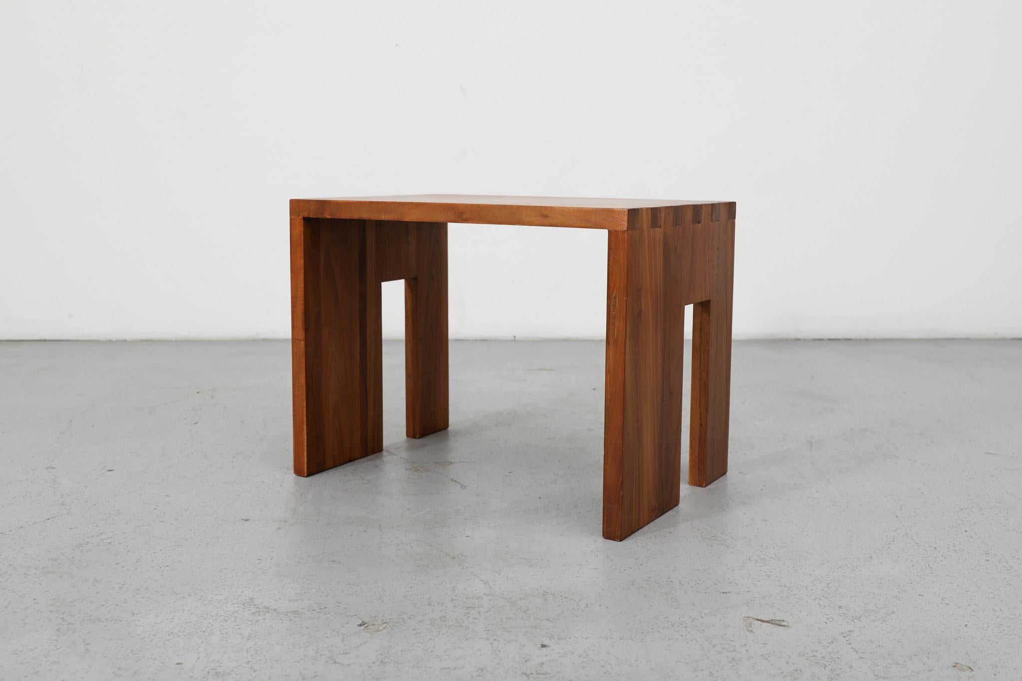 Mid-Century Modern Waterfall Beistelltisch mit gekerbten Beinen, Massivholz (20. Jahrhundert) im Angebot