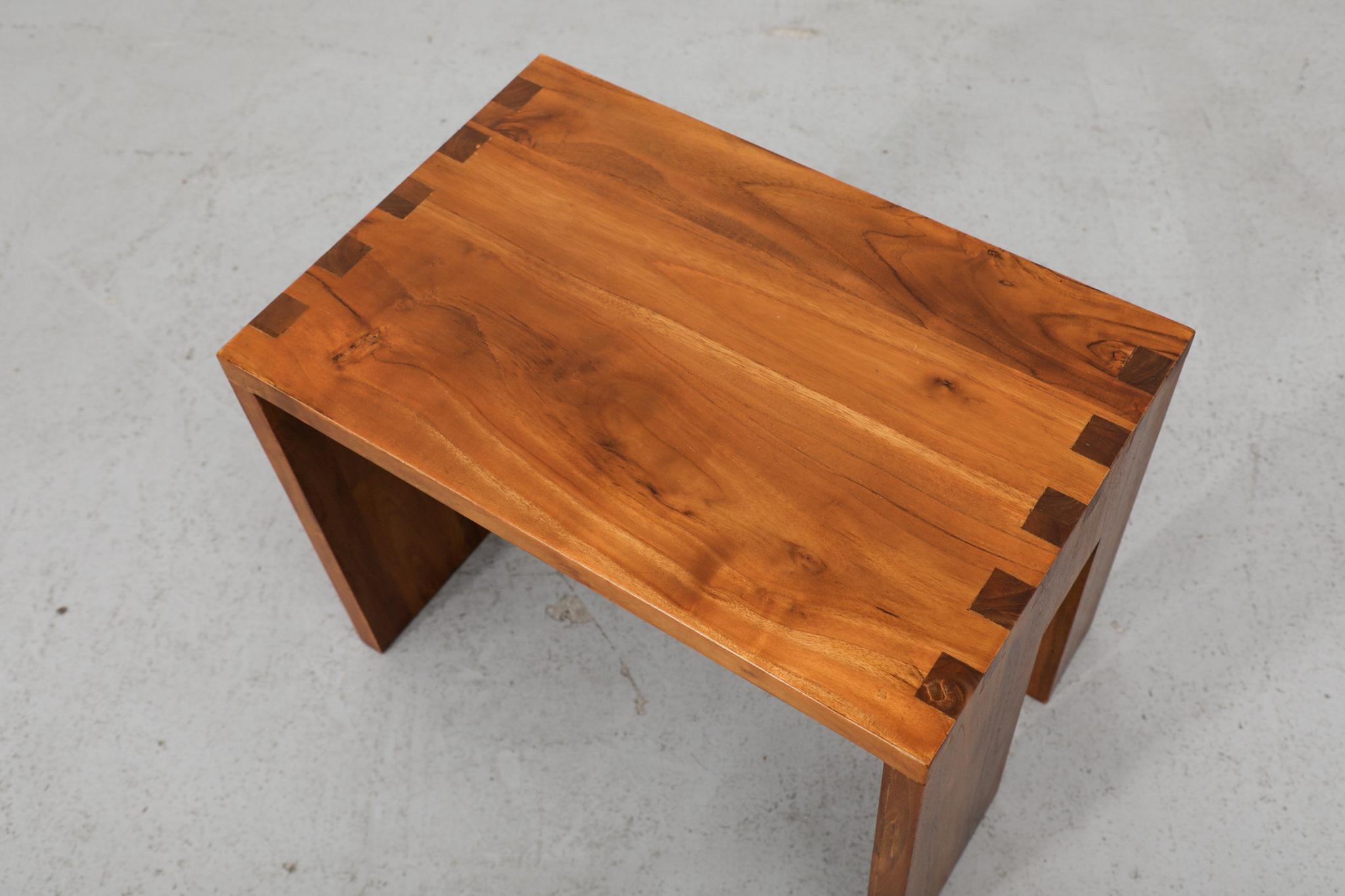 Mid-Century Modern Waterfall Beistelltisch mit gekerbten Beinen, Massivholz (Walnuss) im Angebot