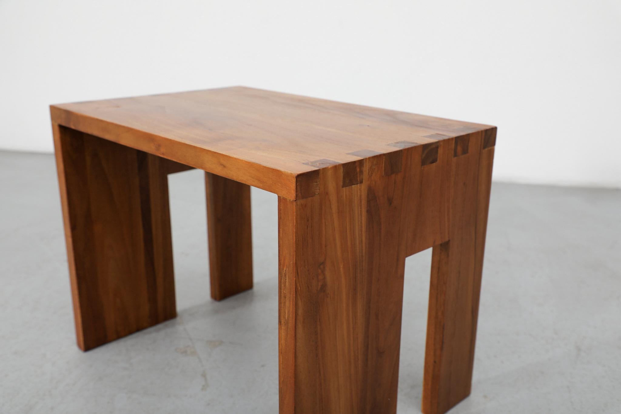 Mid-Century Modern Waterfall Beistelltisch mit gekerbten Beinen, Massivholz im Angebot 1
