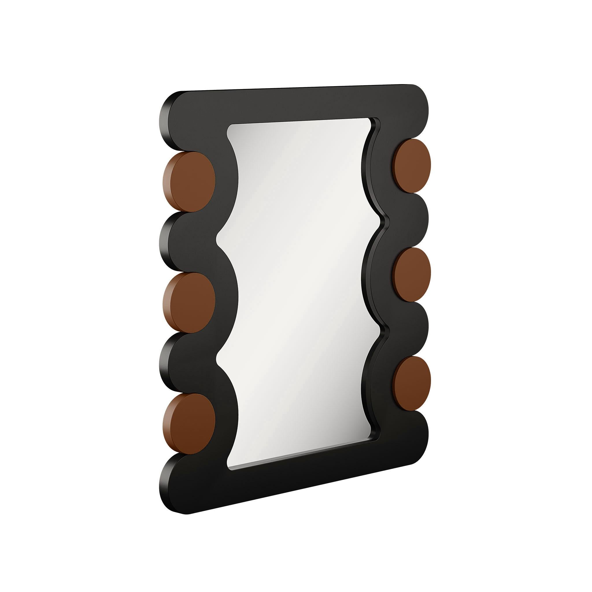 Erhöhen Sie die Ästhetik Ihres Raumes mit unserem Spiegel aus lackiertem Holz in Braun- und Schwarztönen, der sorgfältig von Hand geschnitzt und handgefertigt wurde. Dieser Spiegel ist nicht nur ein funktioneller Gegenstand, sondern ein kühner