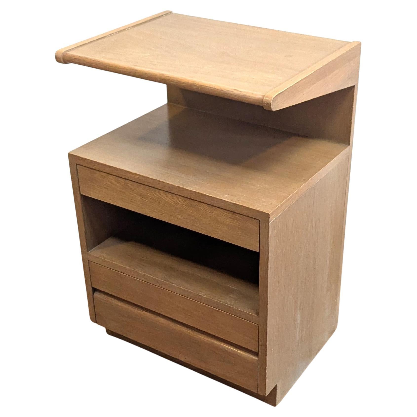 Mid Century Modern Wedge Night Stand Beistelltisch von Sligh Furniture Company.  Mid Century Modern Wedge Side Table mit zwei Schubladen aus gebleichter Eiche von Sligh Furniture im Stil von Edward Wormely.  In gutem Originalzustand mit leichten