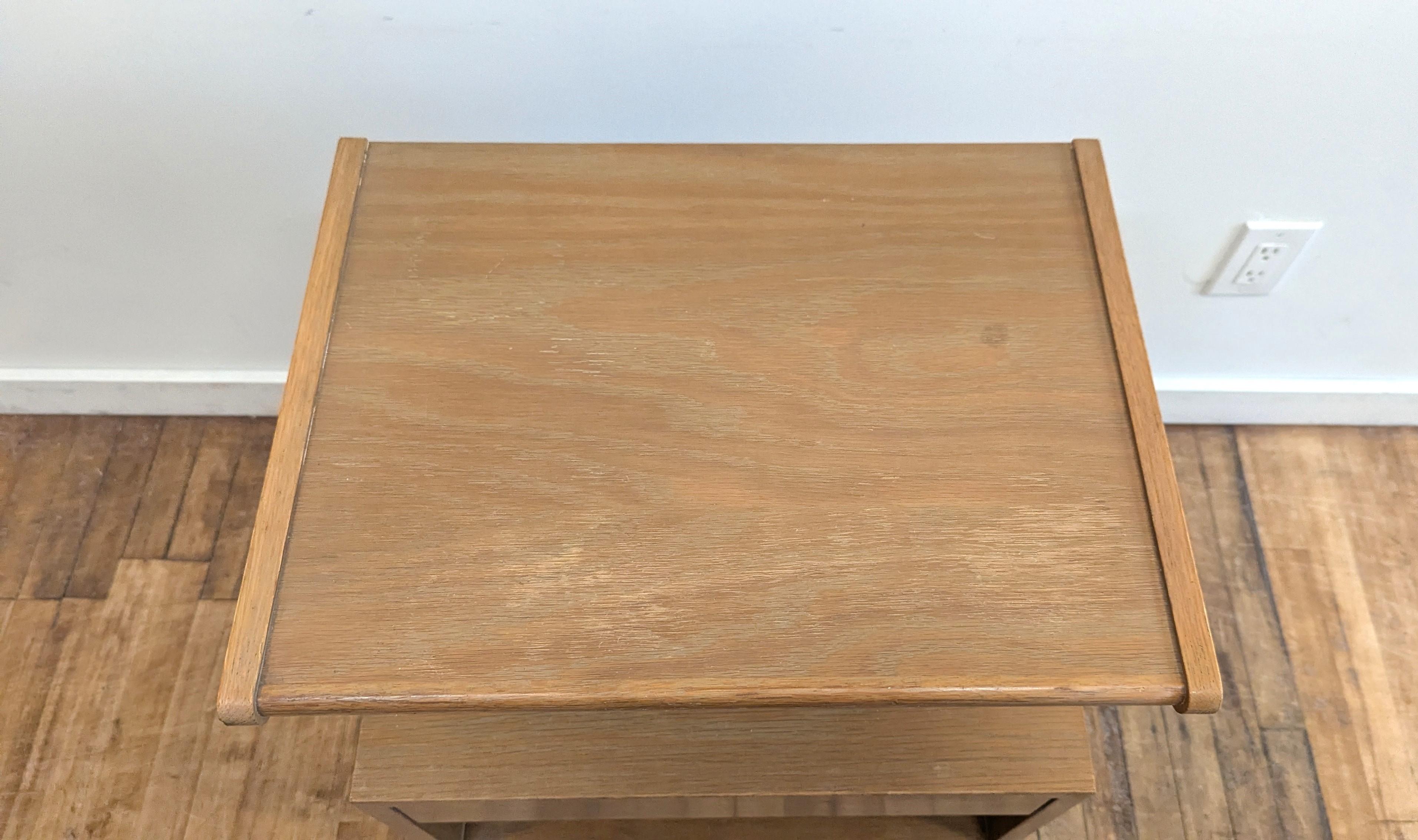 Mid Century Modern Wedge Night Stand Beistelltisch von Sligh (amerikanisch) im Angebot