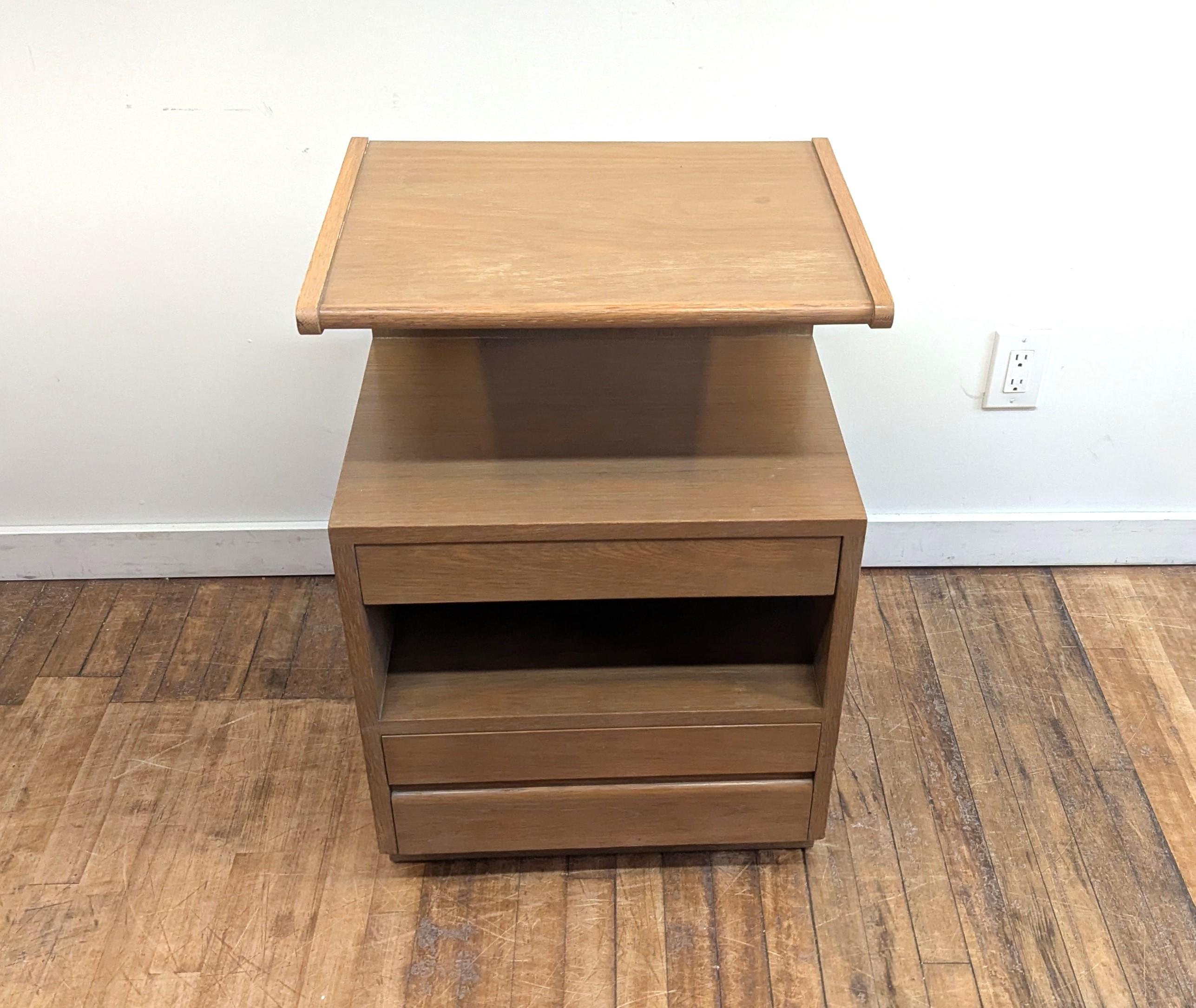 Mid Century Modern Wedge Night Stand Beistelltisch von Sligh (Gebleicht) im Angebot
