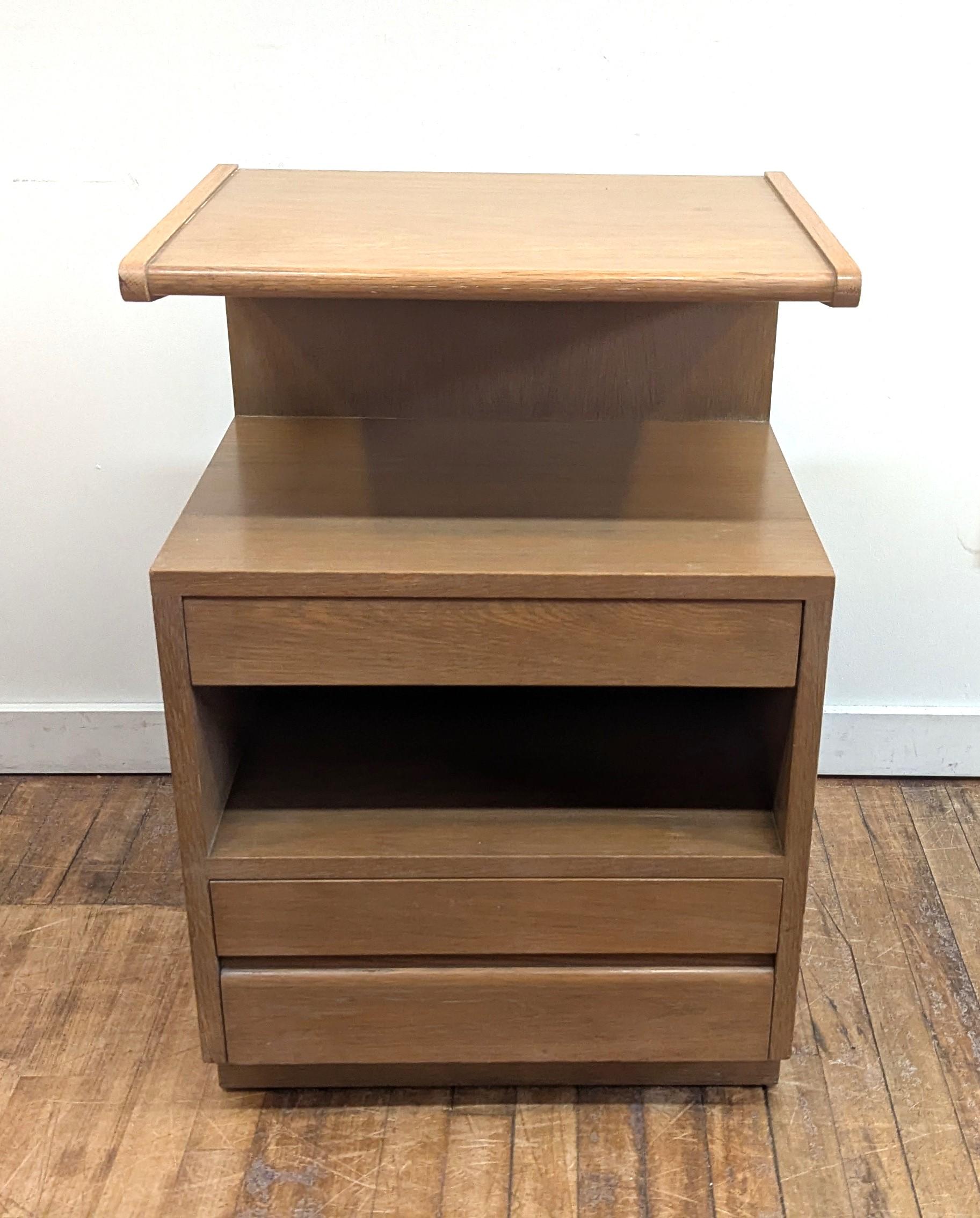 Mid Century Modern Wedge Night Stand Beistelltisch von Sligh im Zustand „Gut“ im Angebot in New York, NY
