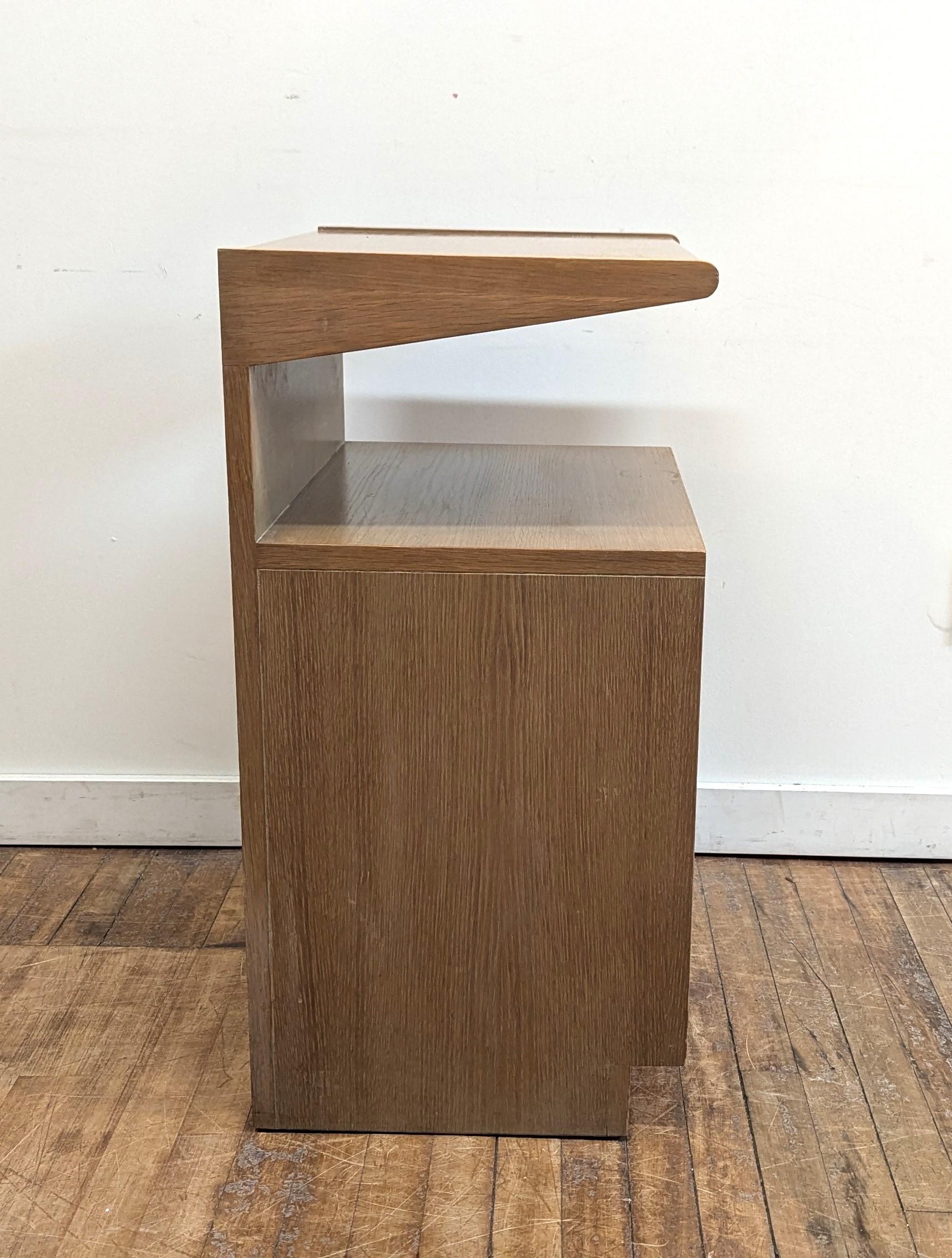 Mid Century Modern Wedge Night Stand Beistelltisch von Sligh (Mittleres 19. Jahrhundert) im Angebot