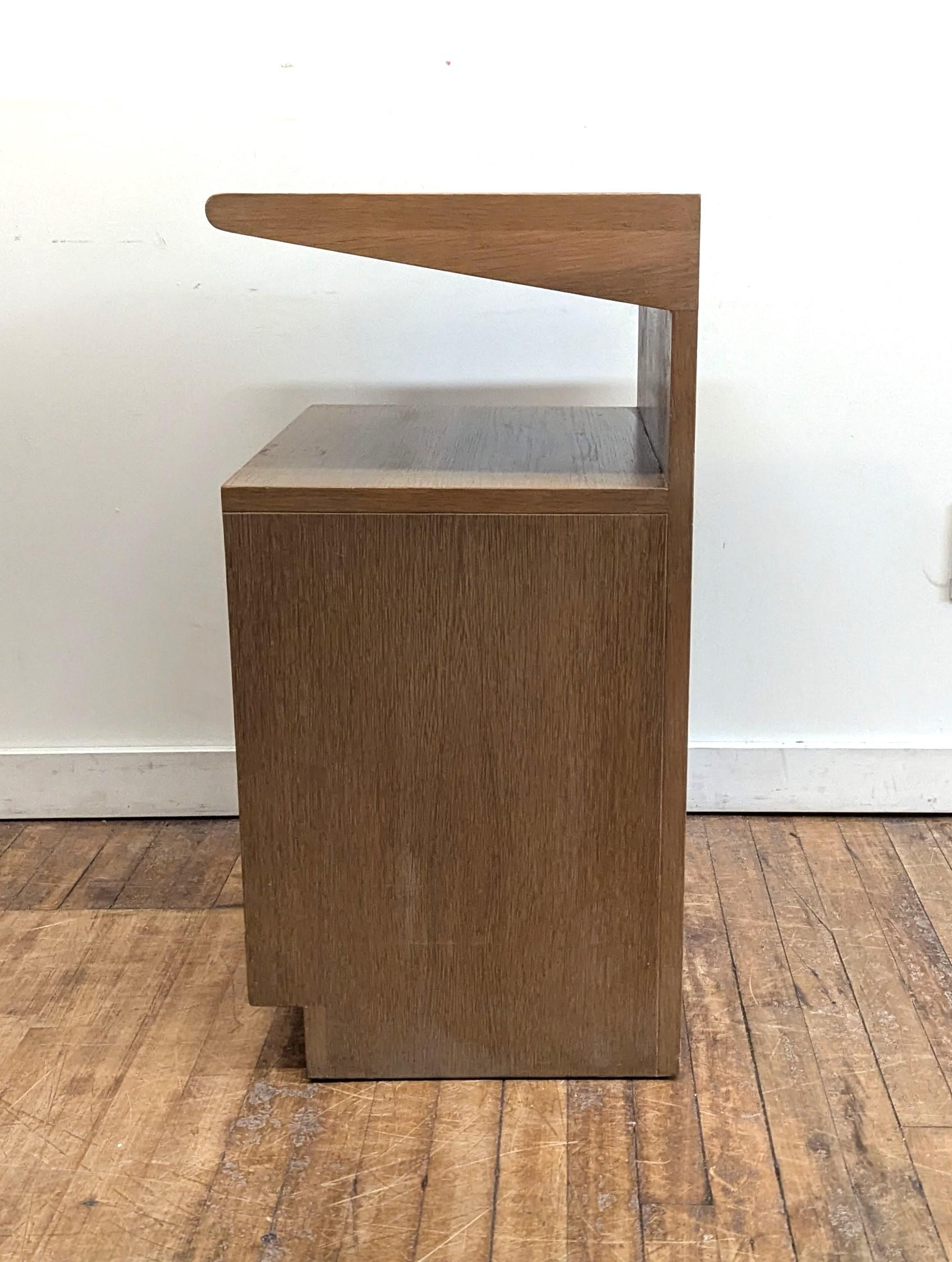 Mid Century Modern Wedge Night Stand Beistelltisch von Sligh (Eichenholz) im Angebot