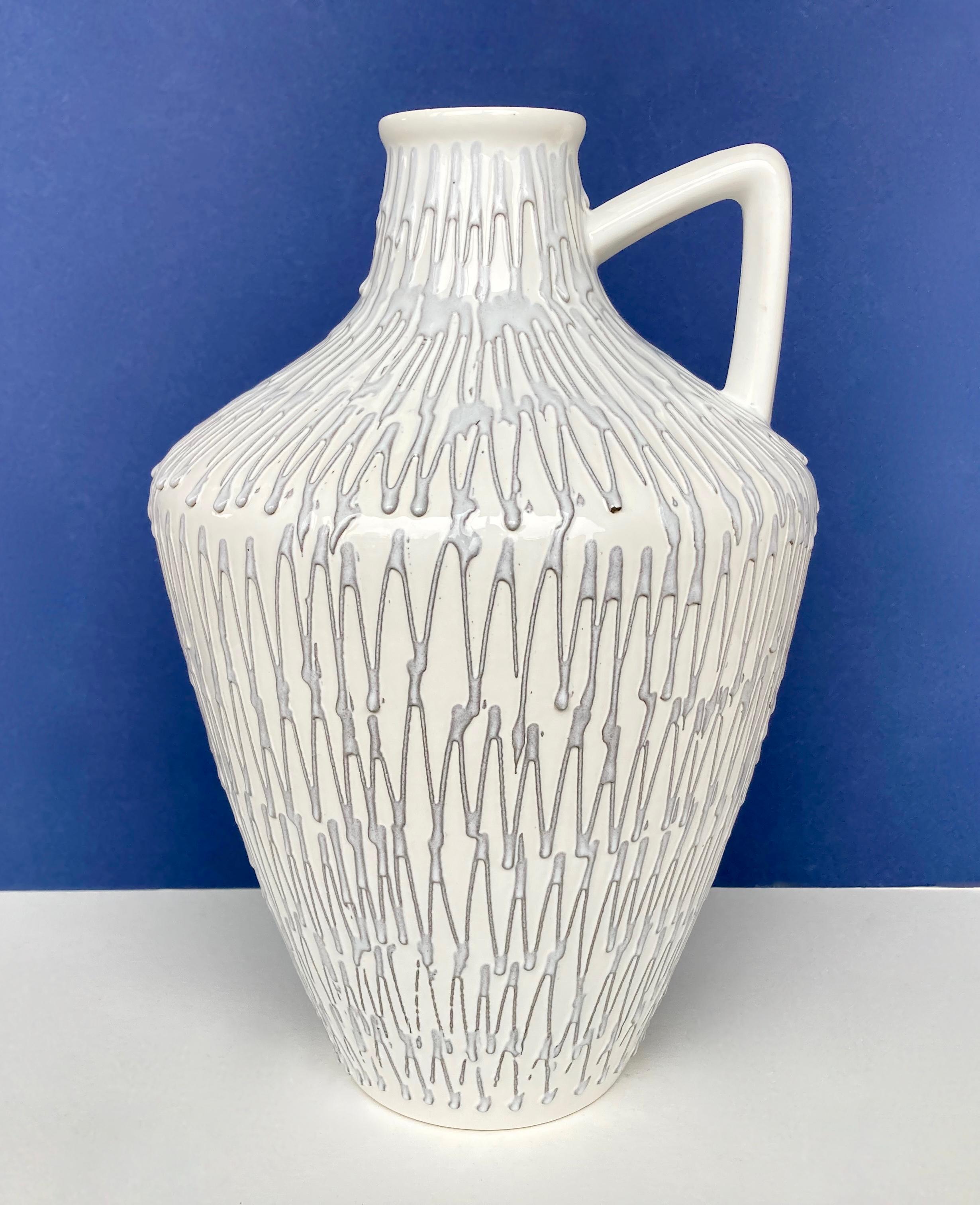 Un perfetto esempio di ceramica artistica tedesca moderna della metà del secolo. Questo vaso di lava grassa è stato realizzato dal produttore della Germania occidentale Ilkra Edel Keramik alla fine degli anni '50/inizio anni '60. I loro articoli,
