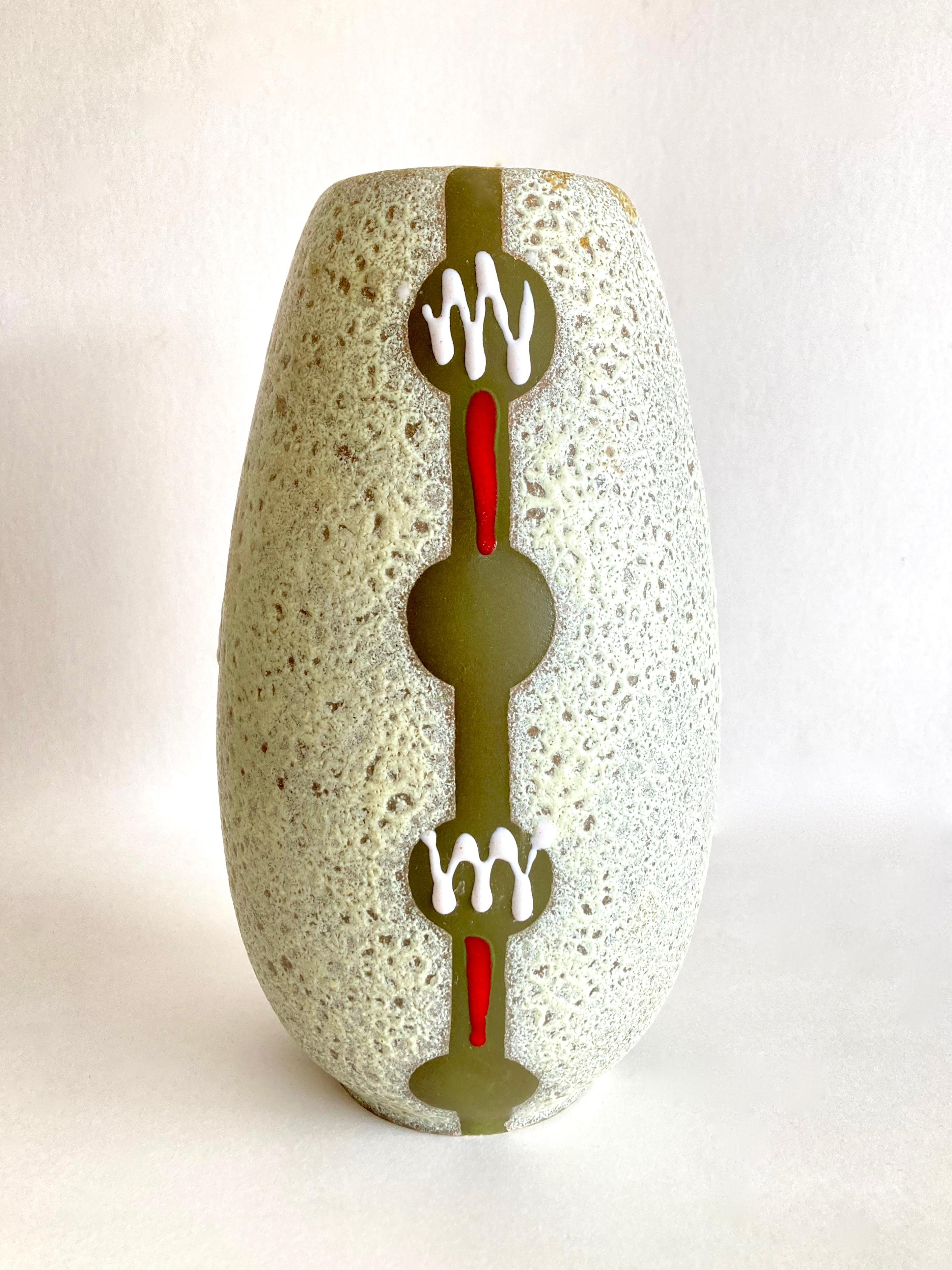 Un étonnant vase en lave grasse du milieu du siècle dernier, datant des années 1950, réalisé par le célèbre potier ouest-allemand Jasba Keramik. L'entreprise a été fondée en 1926 par Jakob Schwaderlapp à Ransbach-Baumbach et, jusqu'à sa disparition