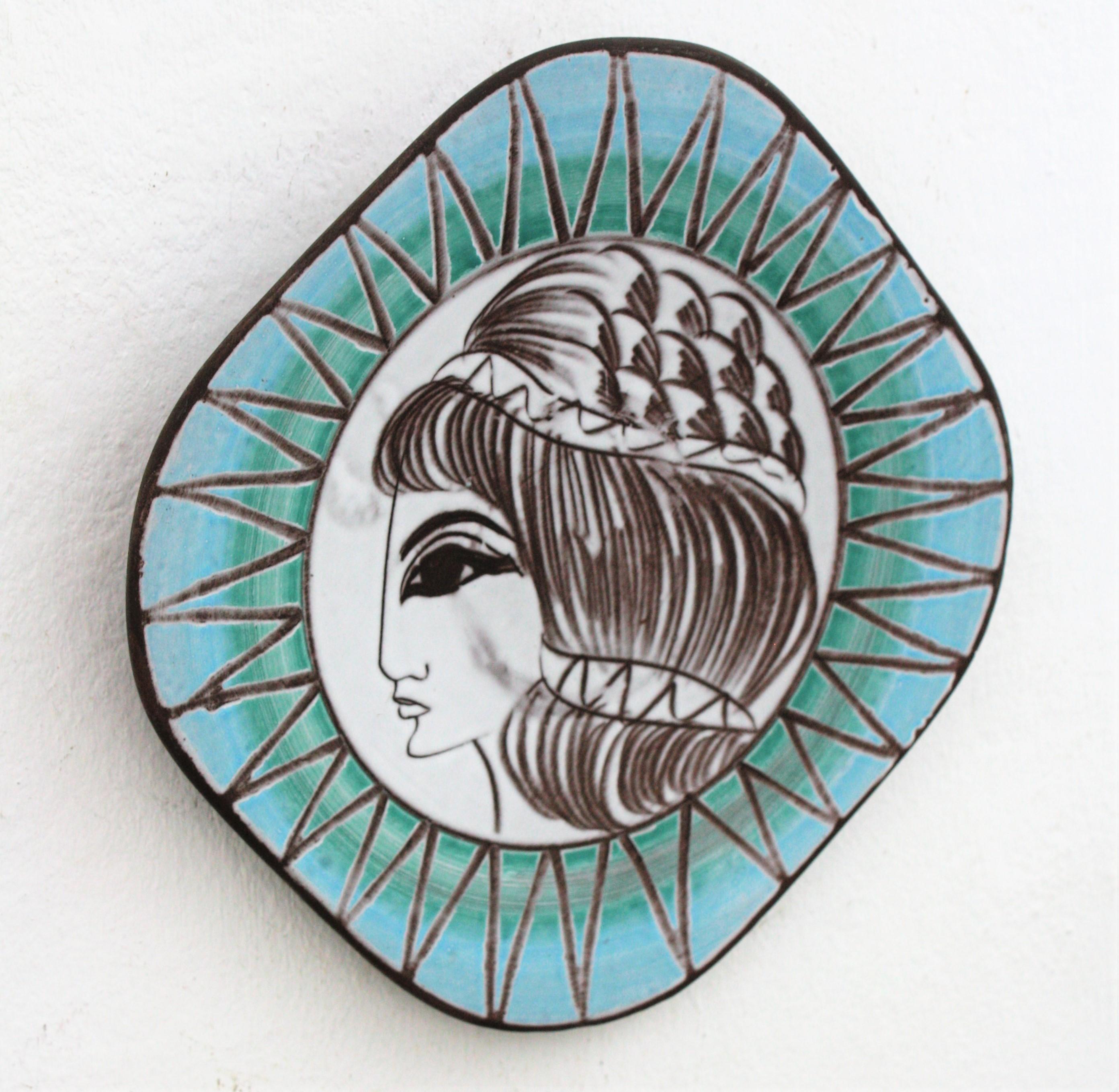 Westdeutscher Keramik-Wandteller mit griechischem Göttin-Design, 1950er Jahre (Glasiert) im Angebot