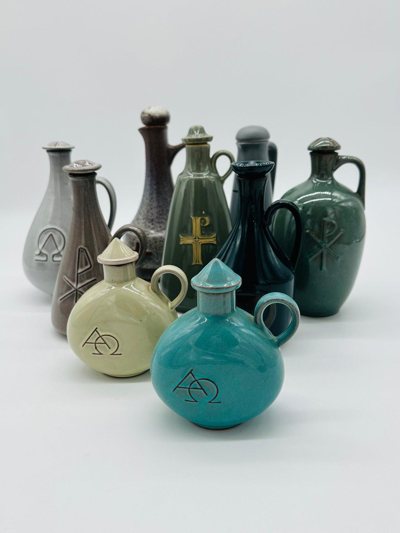Questo set di vasi per l'acqua santa della Germania Occidentale della metà del secolo scorso (9 pezzi) offre una straordinaria miscela di design, artigianato e simbolismo, che lo rende molto interessante per i collezionisti e gli appassionati.