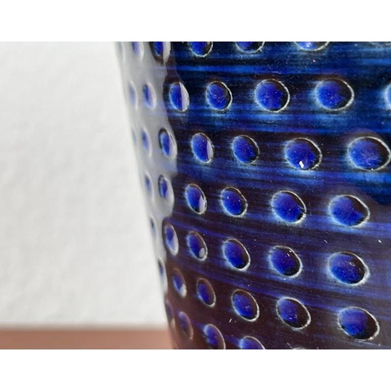 Jardinera WGP de West German Pottery de mediados de siglo de Dümler & Breiden, década de 1960, en muy buen estado. Diseñado de 1960 a 1969 Esta pieza tiene una marca de atribución.

Más información:
Materiales: Cerámica
Color: Azul
Periodo:
