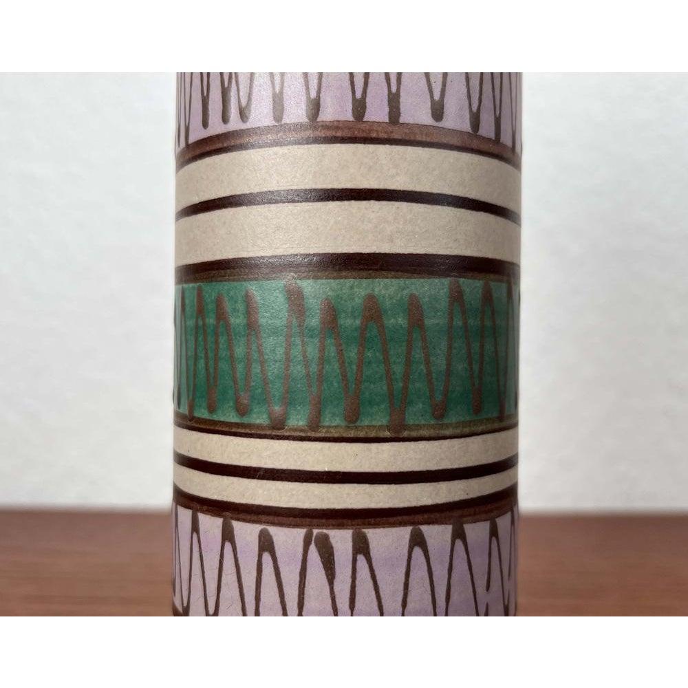 Jarrón WGP de la cerámica moderna de mediados de siglo West German Pottery de Ilkra Edelkeramik, años 60, en muy buen estado. Diseñado de 1960 a 1969 Tengo pruebas oficiales de autenticidad como catálogos antiguos,
registros de diseñadores u otras