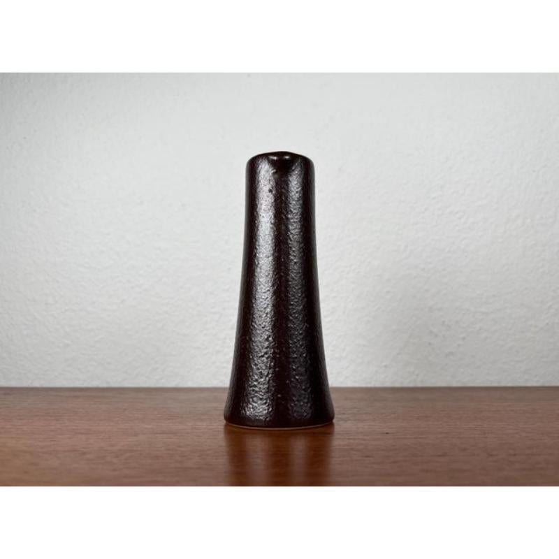 Jarrón WGP de Jopeko de la West German Pottery moderna de mediados de siglo, años 60, en muy buen estado. Diseñado de 1960 a 1969 Esta pieza tiene una marca de atribución.

Más información:
Materiales: Cerámica
Color: Marrón
Periodo: 1960s
País de