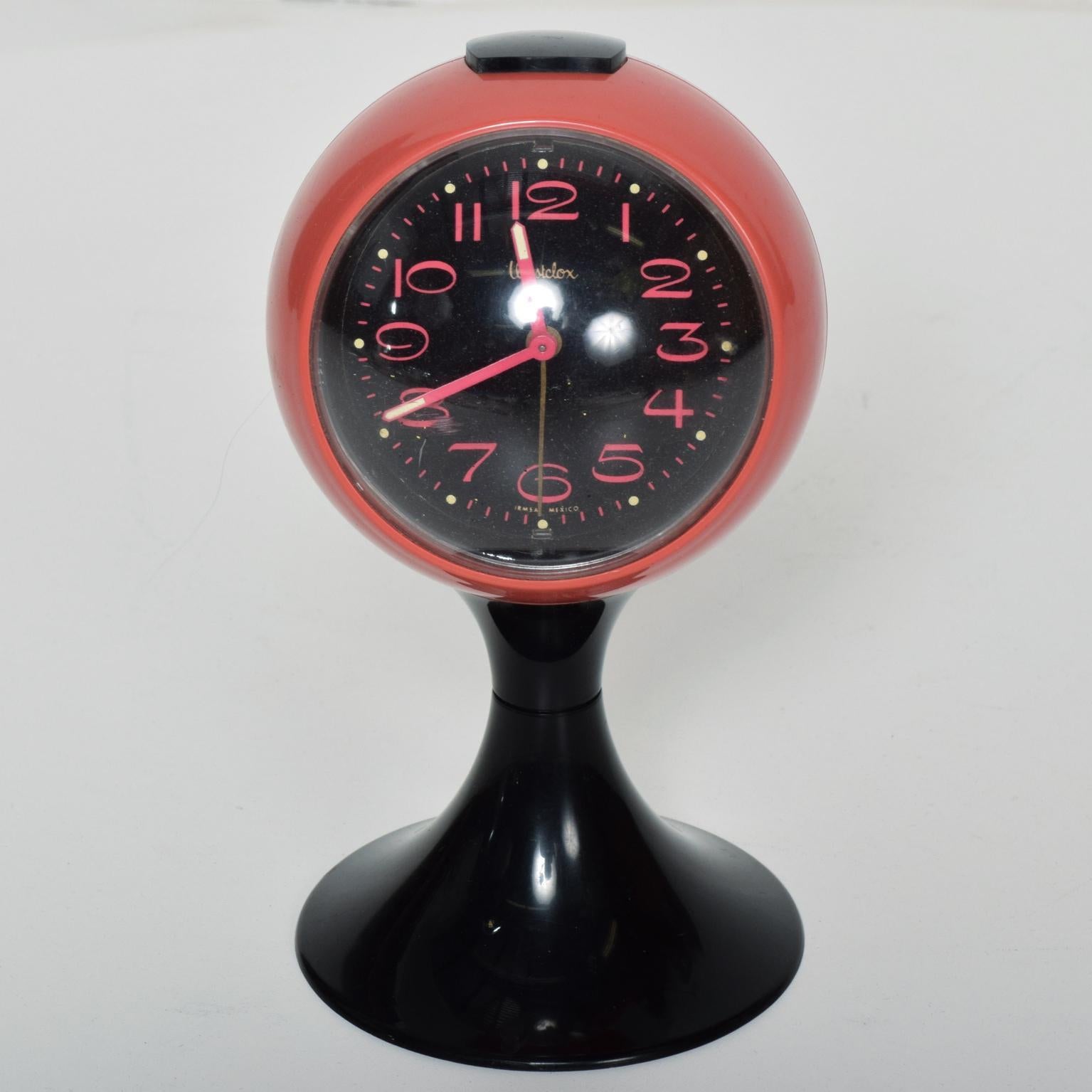 We are pleased to offer for your consideration a beautiful Westclox modern clock. Tulip atomic base with pick color.

Tested and currently working.

Dimensions: 9