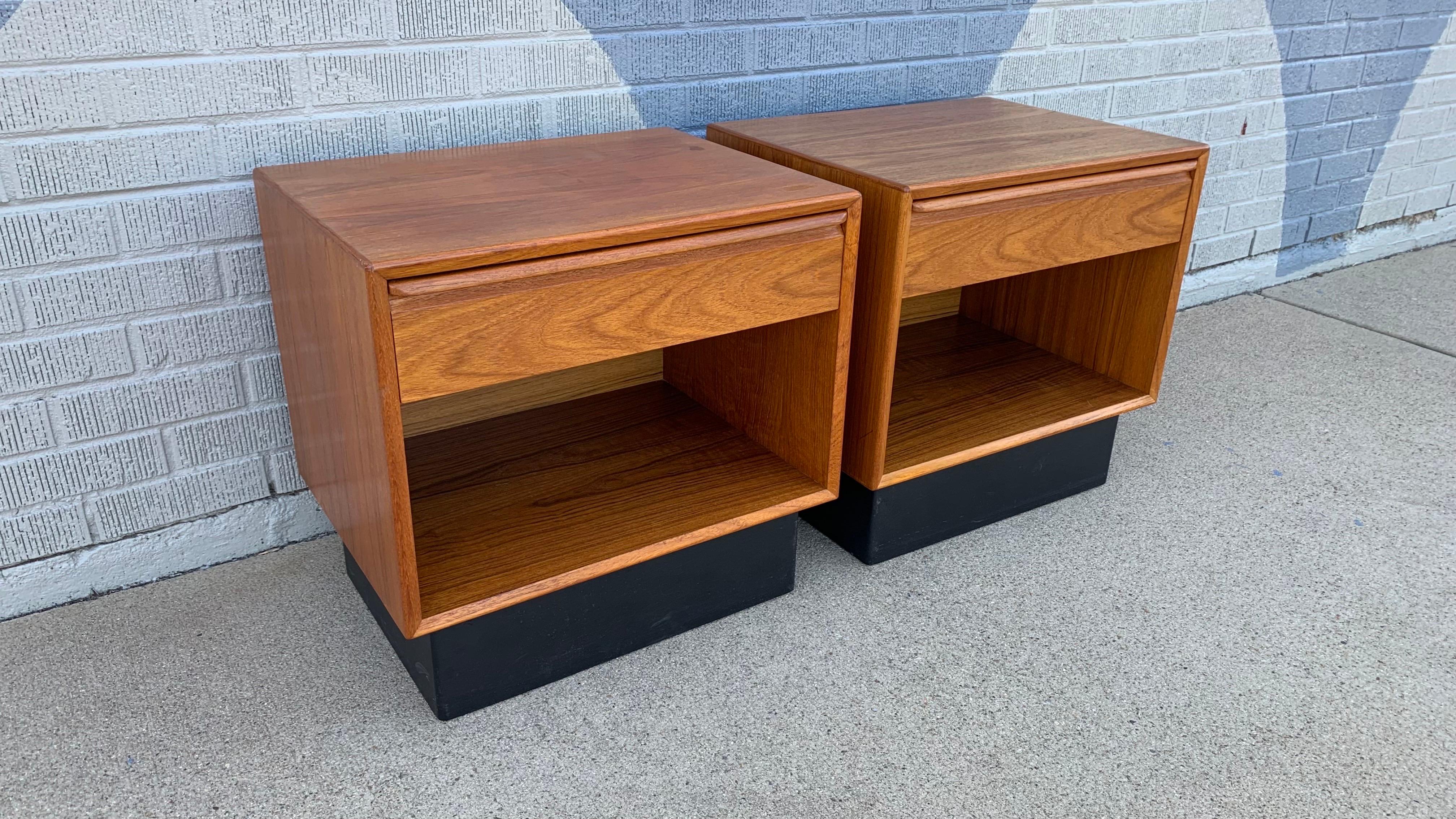 Pair of Mid-Century Modern Westnofa Nightstands – Scandinavian Simplicity & Timeless Style

Elevate your space with this stunning pair of vintage nightstands by Westnofa, a hallmark of classic Scandinavian design. These mid-century modern beauties