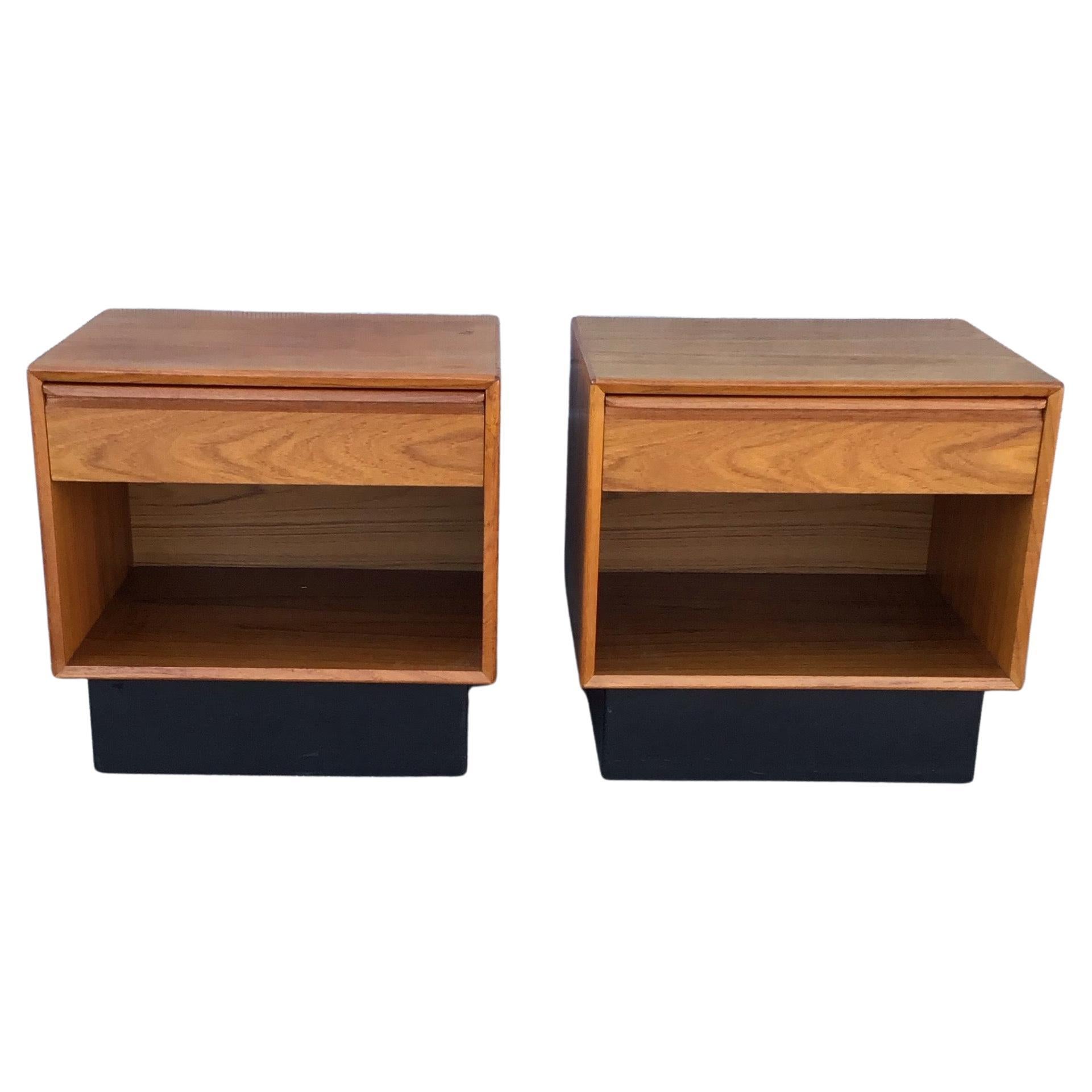 Mid Century Modern Westnofa Nightstands, a Pair in vendita