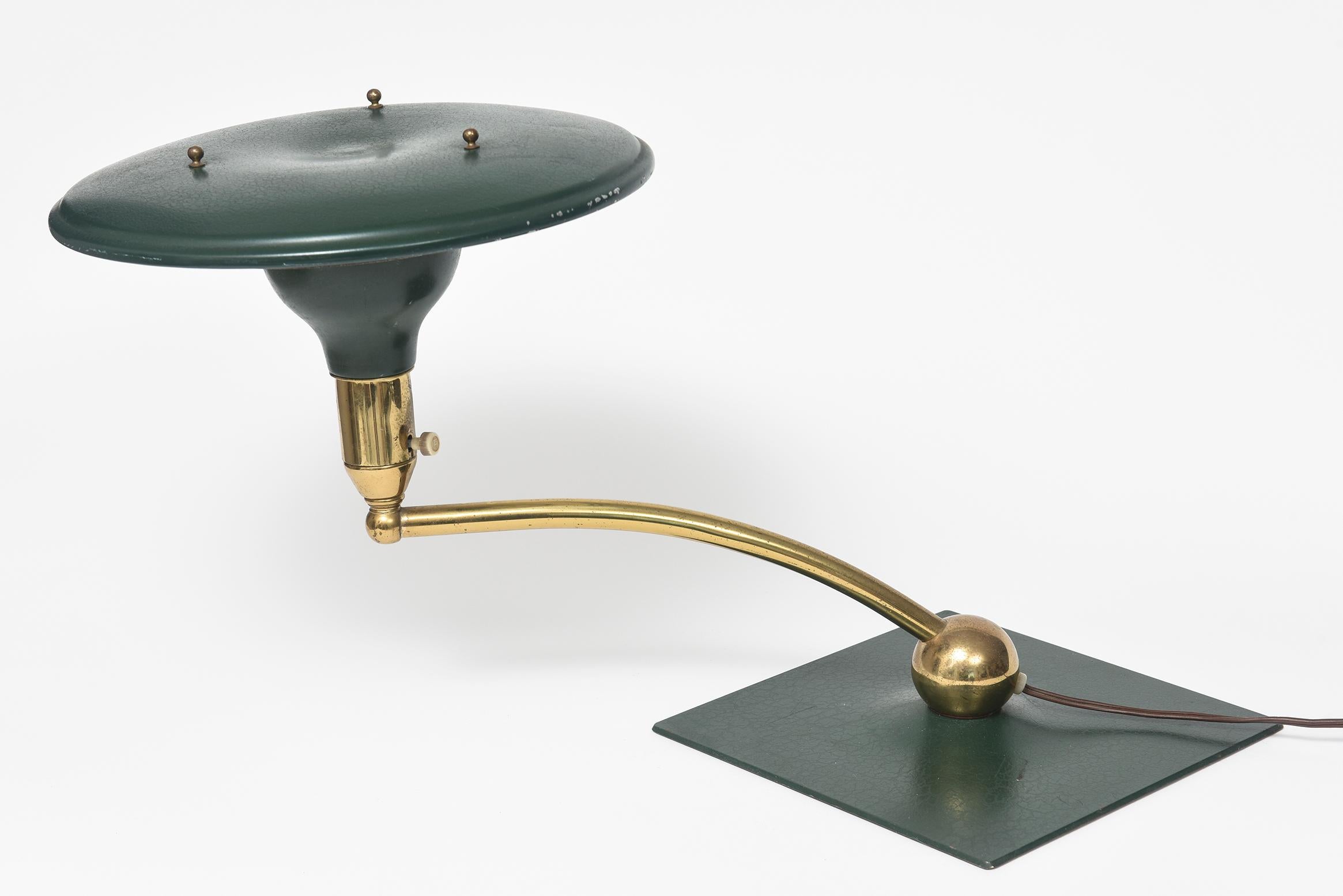Lampada da scrivania a braccio oscillante verde Wheeler Sight Light di metà secolo Flying Saucer In condizioni buone in vendita a Miami Beach, FL