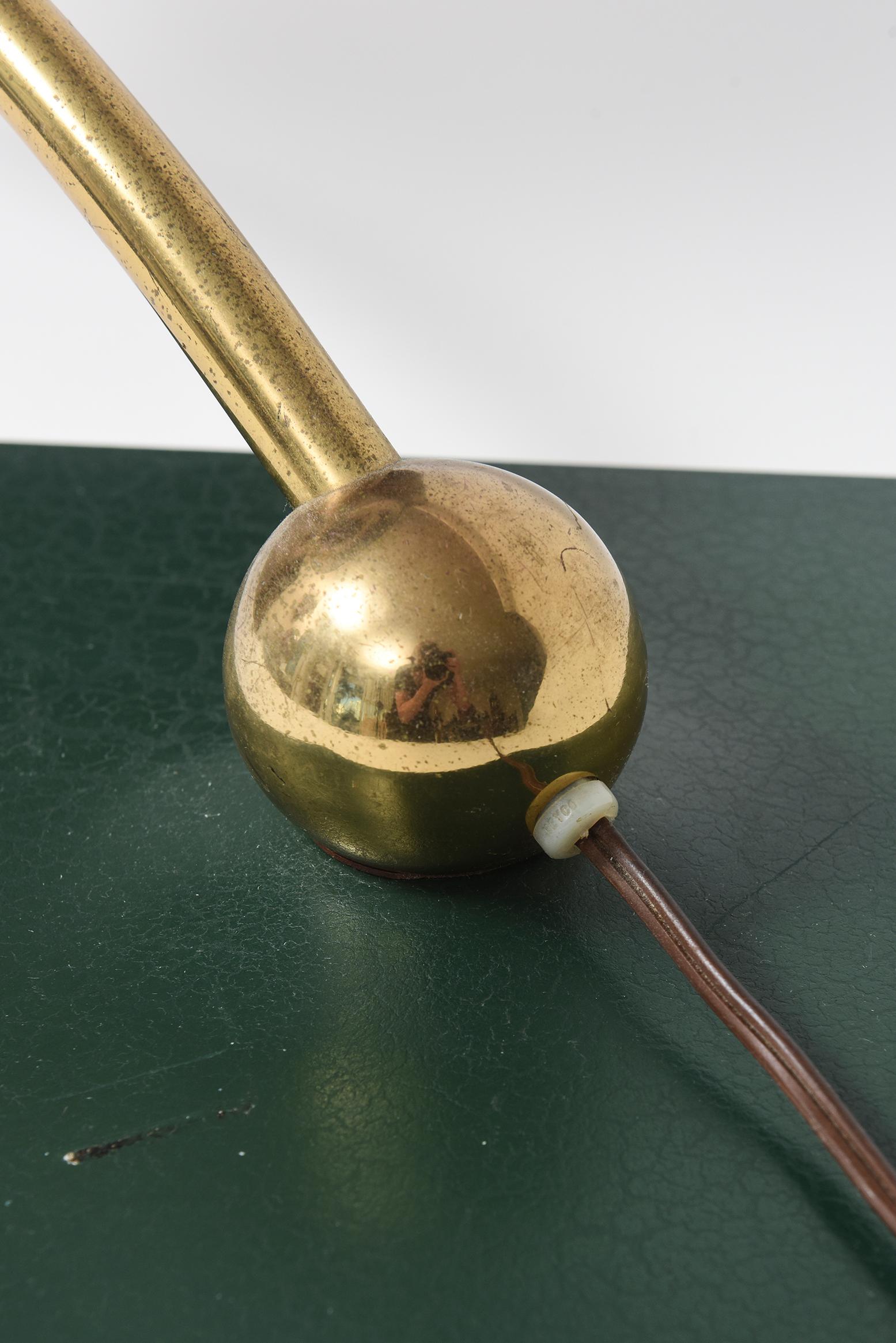 Lampada da scrivania a braccio oscillante verde Wheeler Sight Light di metà secolo Flying Saucer in vendita 1