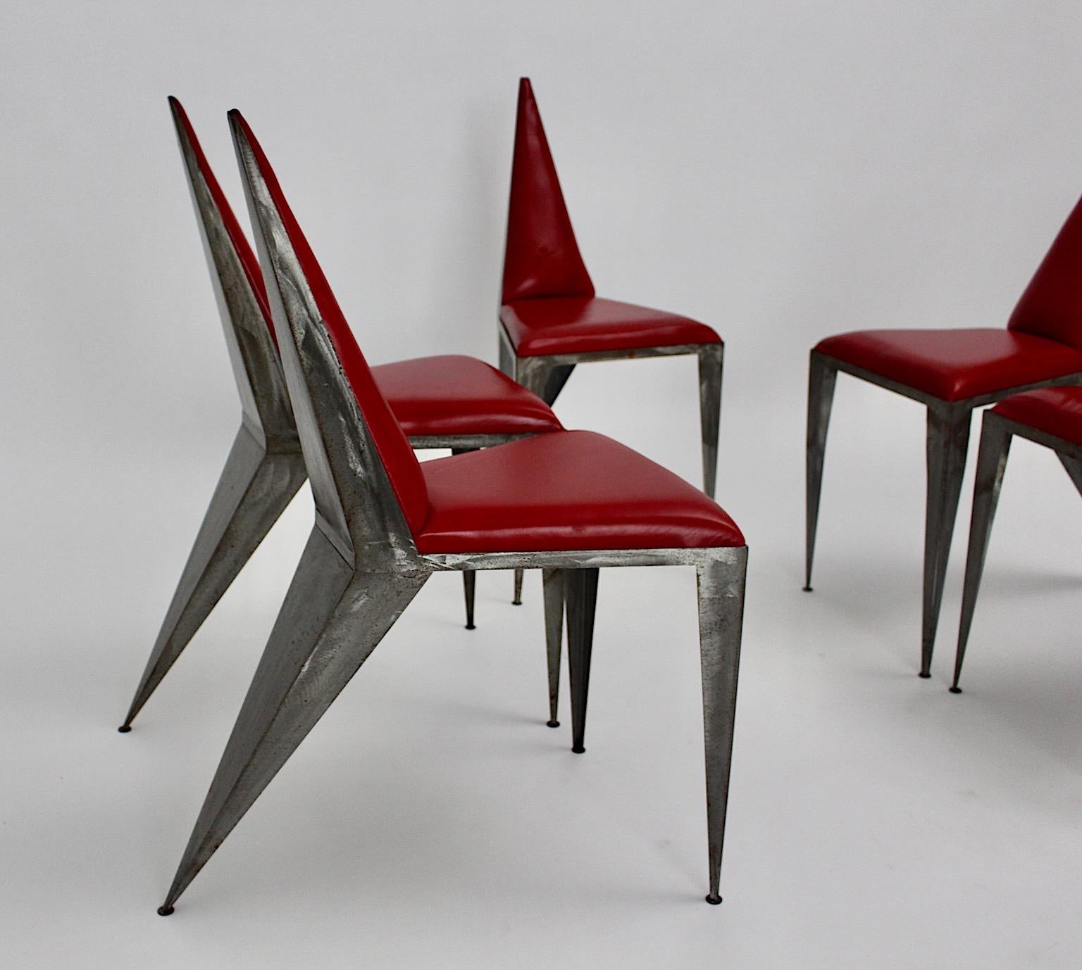 Mid Century Modern vintage fantaisiste rouge faux cuir fer géométrique 
cinq ( 5 ) chaises de salle à manger ou chaises d'appoint conçues et exécutées en Autriche dans les années 1970.
Un ensemble magique de chaises de salle à manger ou de chaises