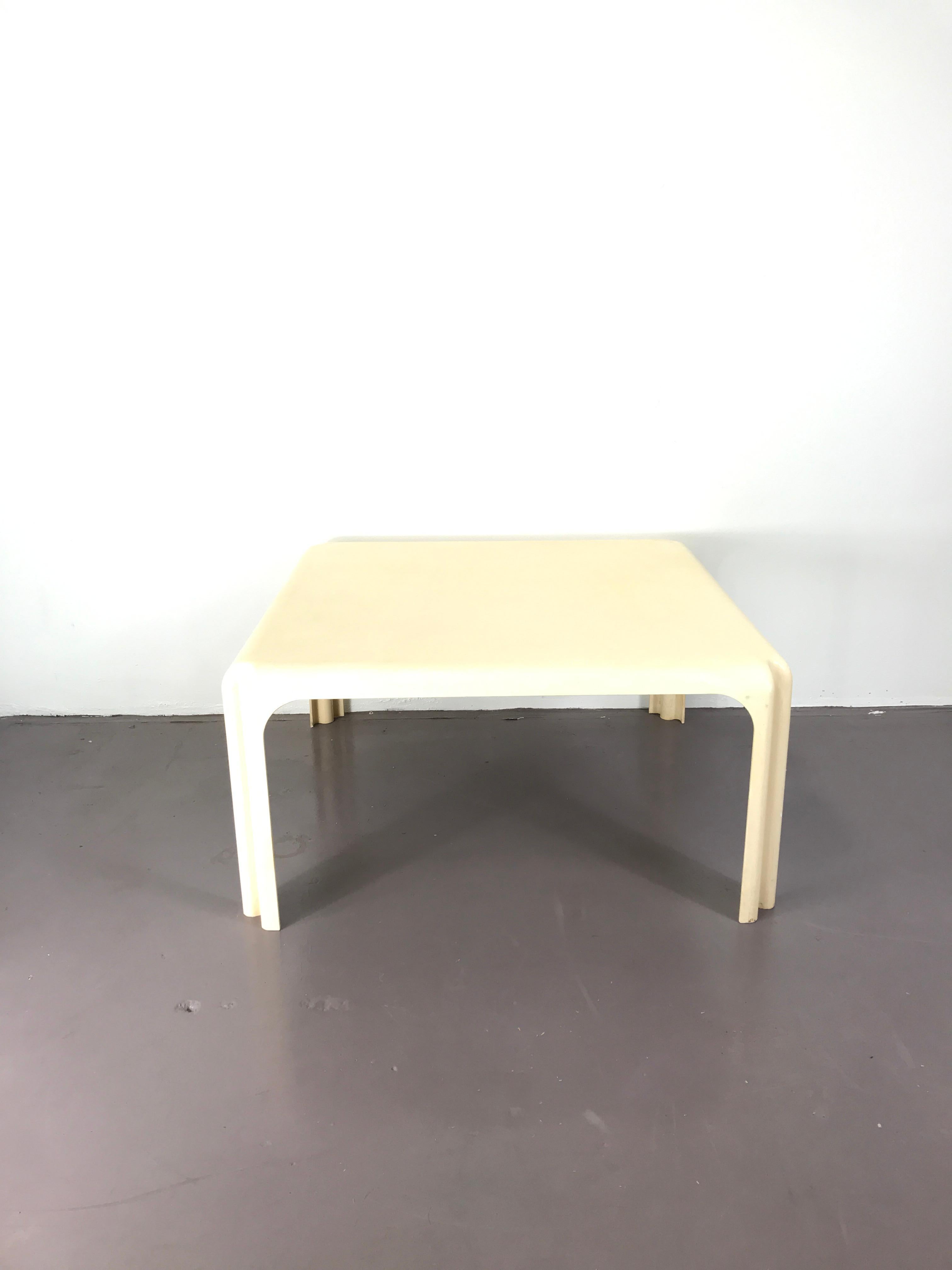 Italian white plastic 1960s coffee table by Vico Magistretti for Artemide Milano, good condition considering the age the tope is still nice and clean just little scratches here and there but over roll good conditions.
The table has signature of