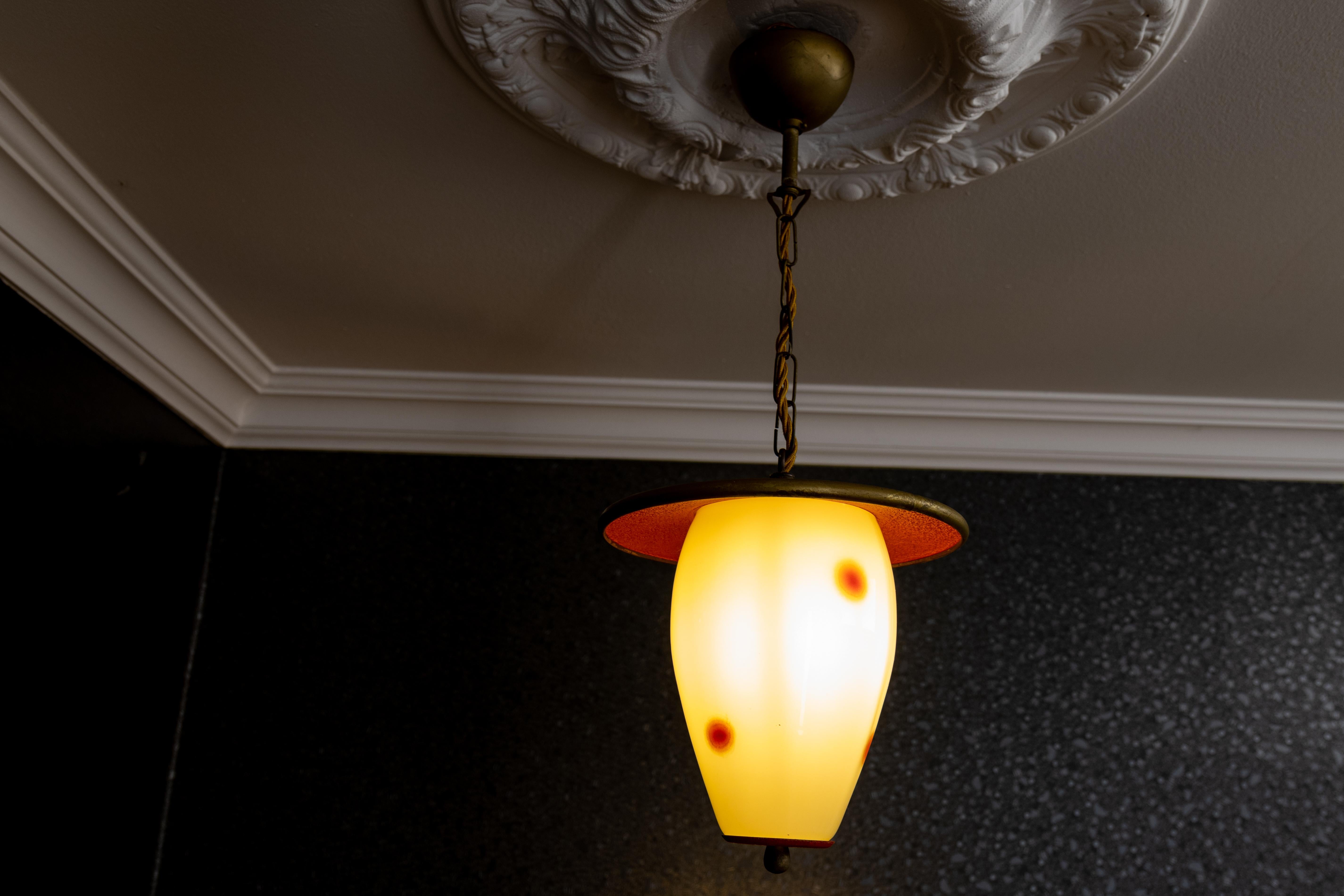 Farol colgante moderno de mediados de siglo con puntos blancos y rojos, Alemania, años 50 en venta 3