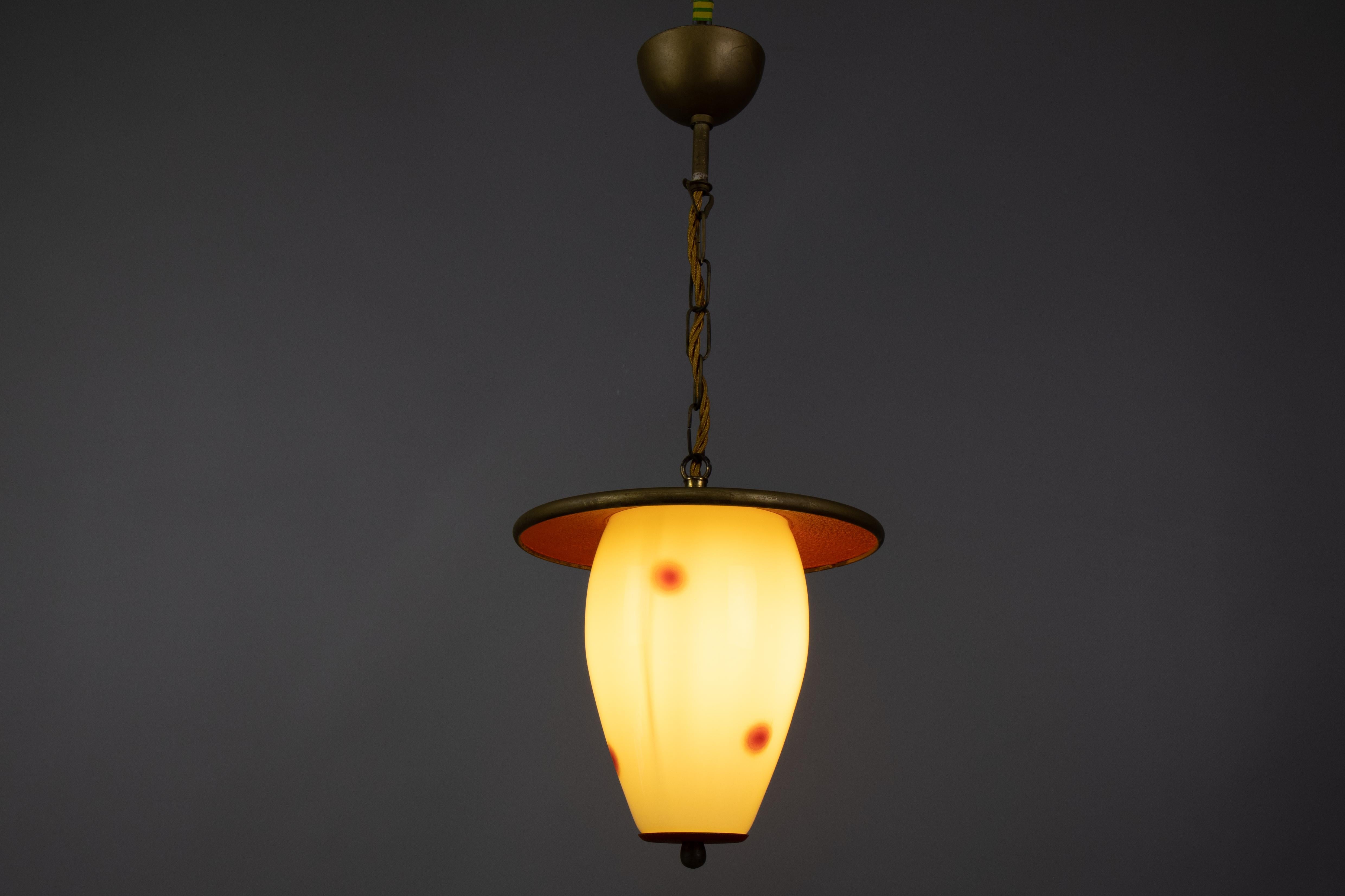 Farol colgante moderno de mediados de siglo con puntos blancos y rojos, Alemania, años 50

Este encantador farol colgante de la Modernidad de Mitad de Siglo se fabricó en Alemania durante la década de 1950 y capta la juguetona elegancia de la Era