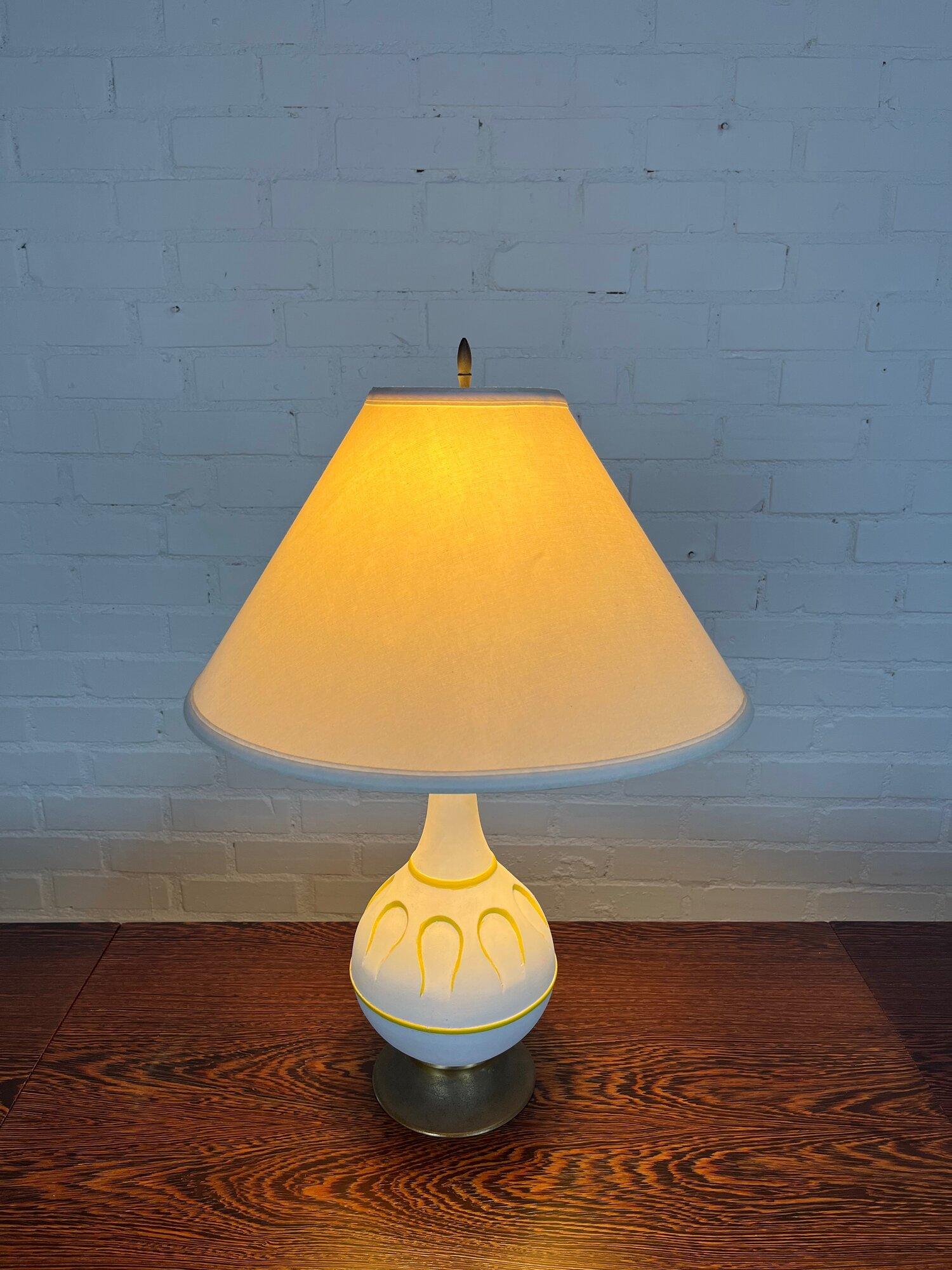 20th Century Mid-Century Modern White and Yellow Table Lamp For Sale