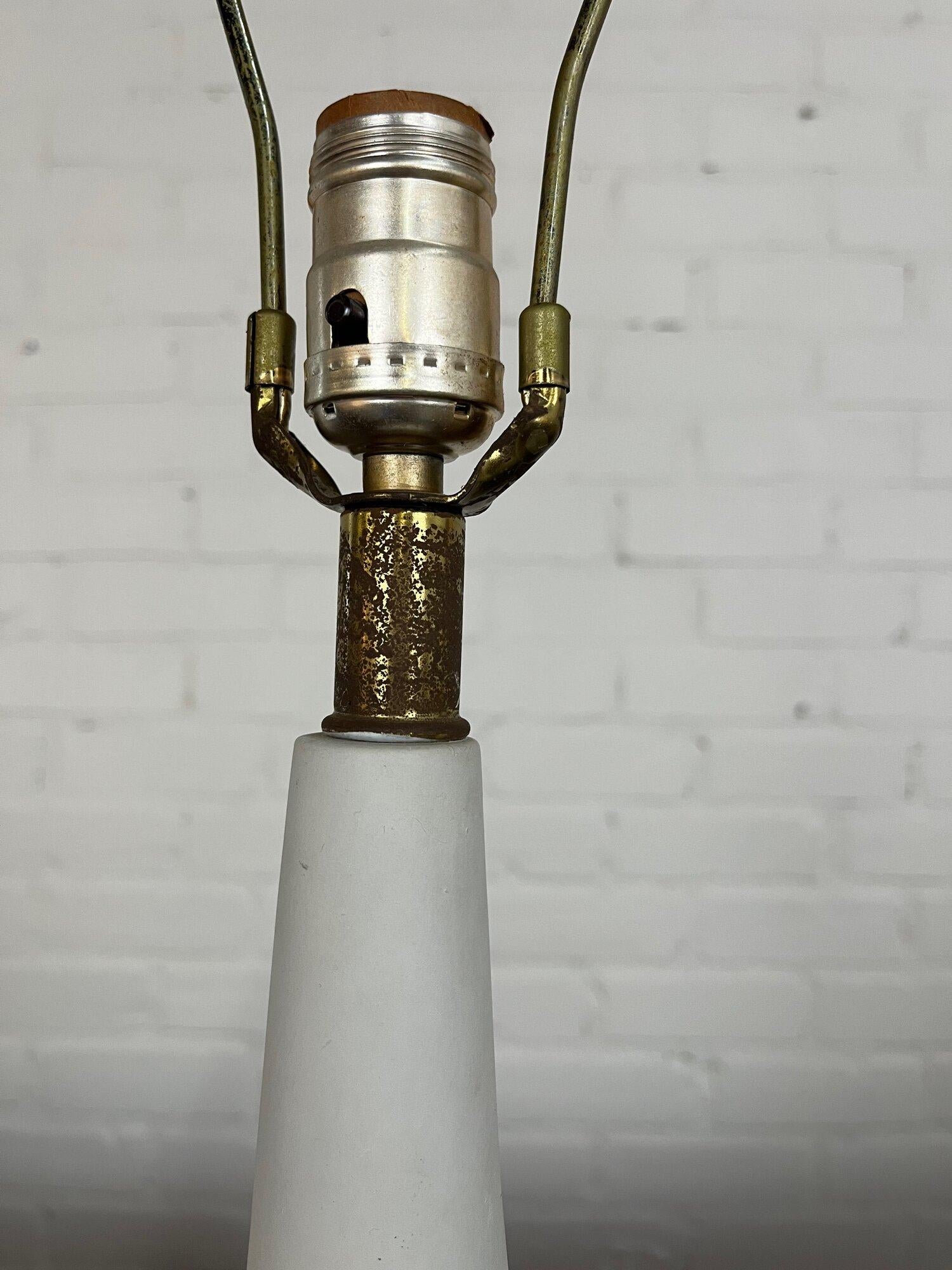 Moderne weiße und gelbe Tischlampe aus der Mitte des Jahrhunderts (Messing) im Angebot