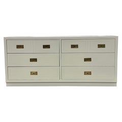 Commode de campagne/chambre à tiroirs en blanc, The Moderns, America, Brass