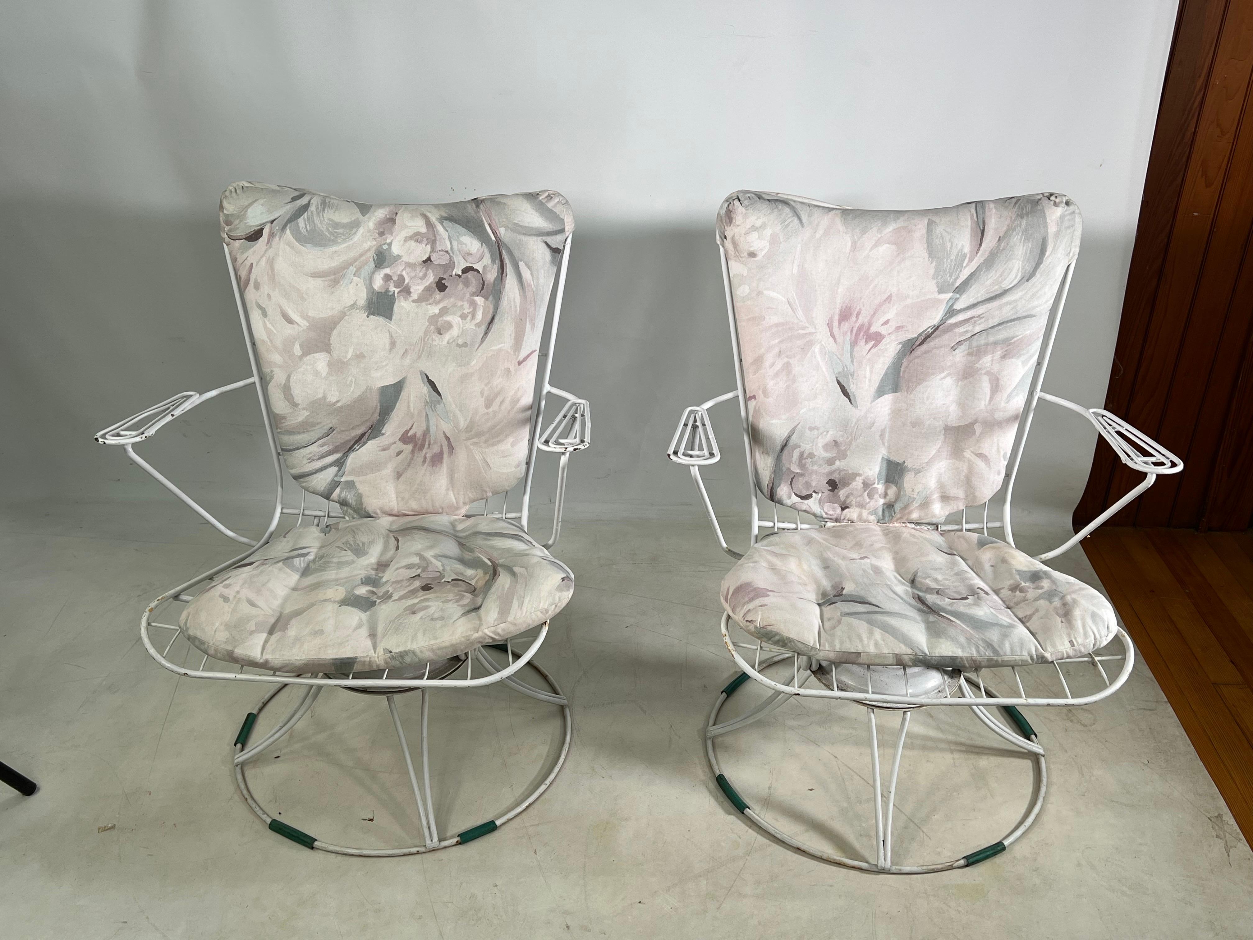 Superbe ensemble de chaises en fil de fer Homecrest d'origine, les chaises sont en Castirone et sont livrées avec deux coussins.