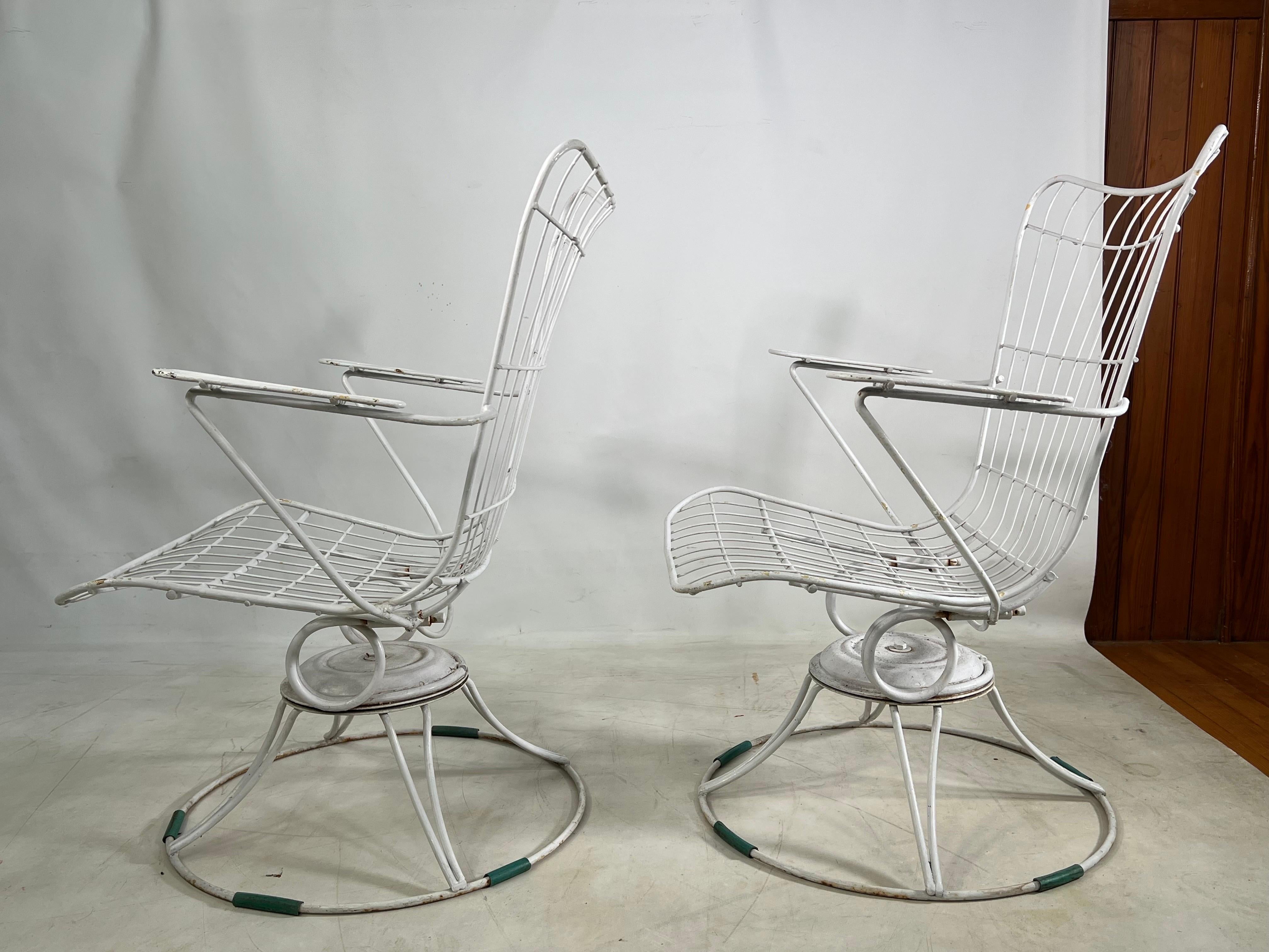 Mid-Century Modern White Castiron Homecrest Wire Lounge Chairs, Pair In Good Condition For Sale In Esperance, NY