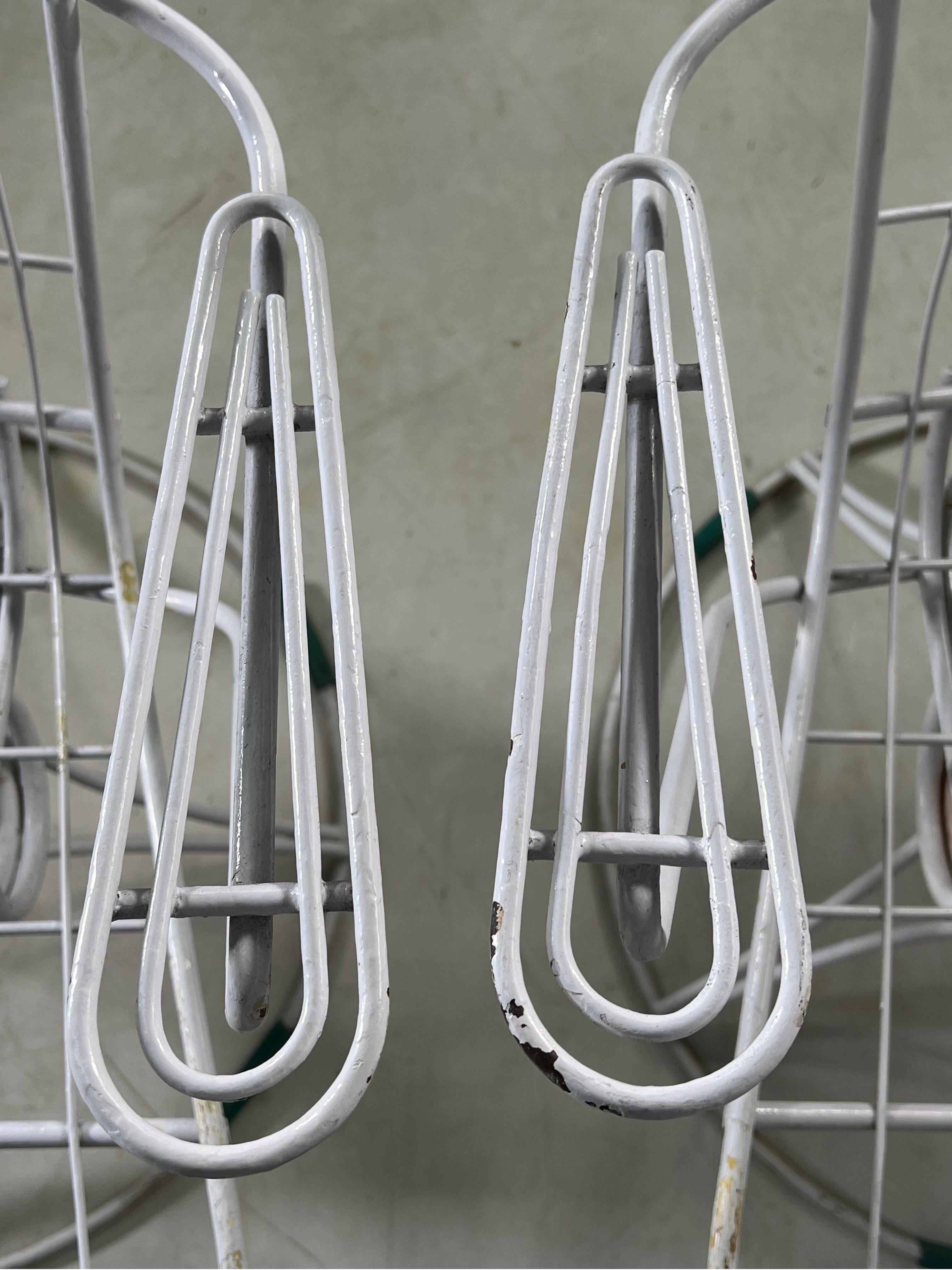 Milieu du XXe siècle Paire de chaises longues en fil de fer blanc de The Moderns Castirone, Homecrest en vente
