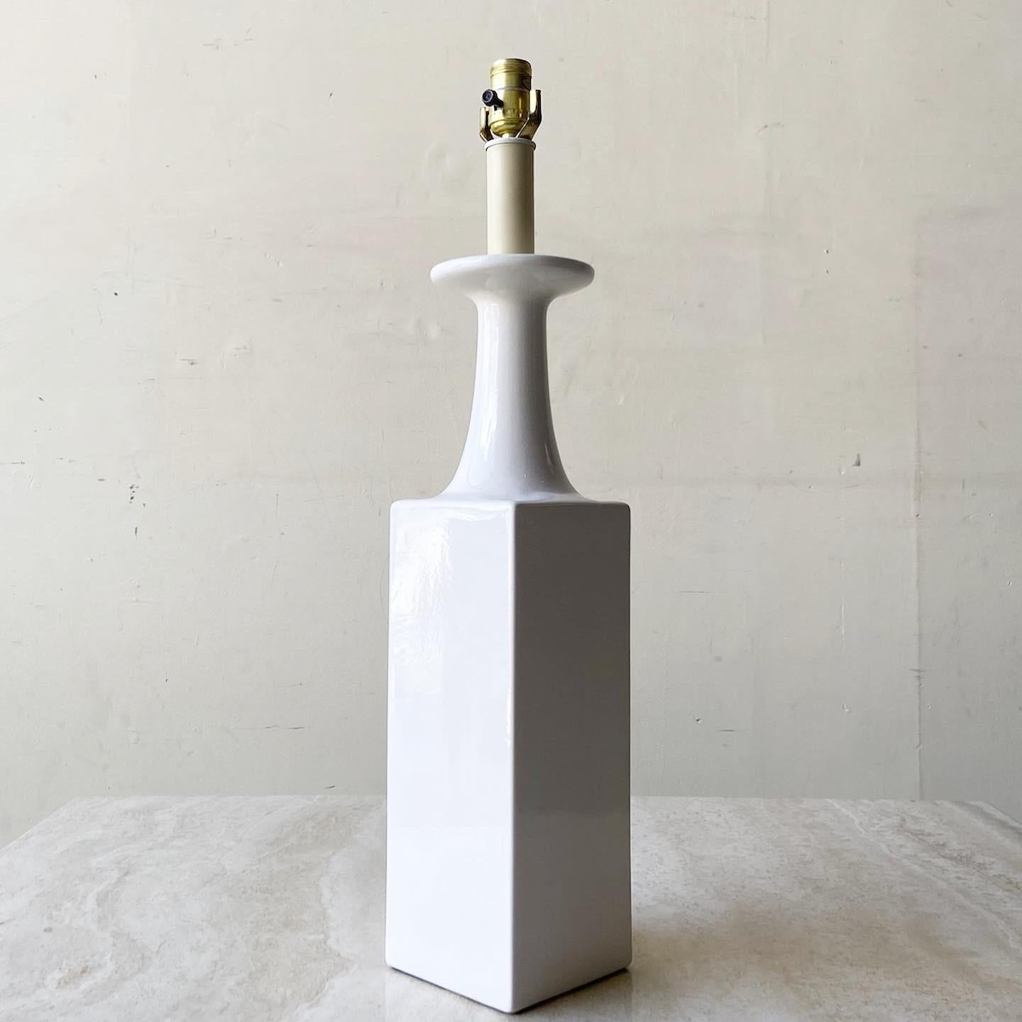 Incroyable lampe de table à 3 voies de style moderne du milieu du siècle. Le corps du vase est constitué d'une colonne carrée.
