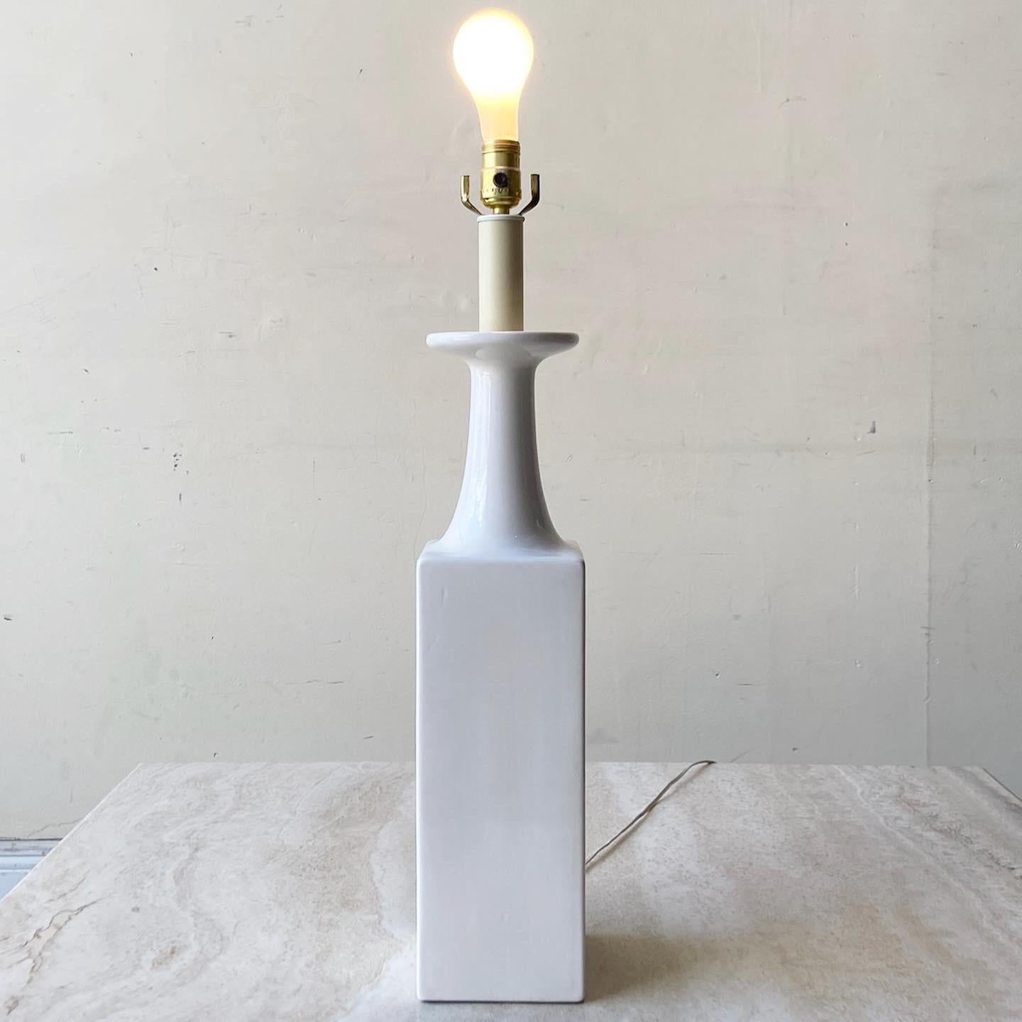 Mid-Century Modern Lampe de table en céramique blanche mi-siècle moderne en vente
