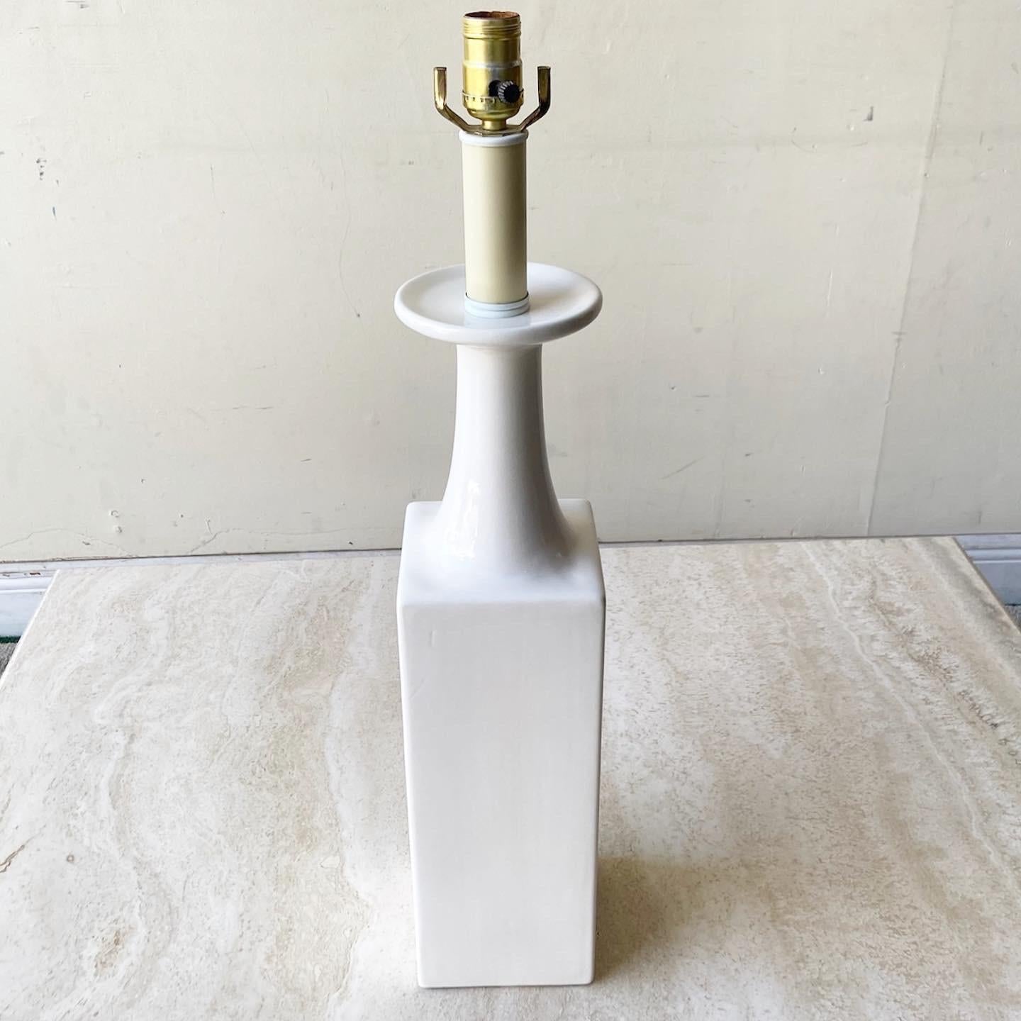 Américain Lampe de table en céramique blanche mi-siècle moderne en vente