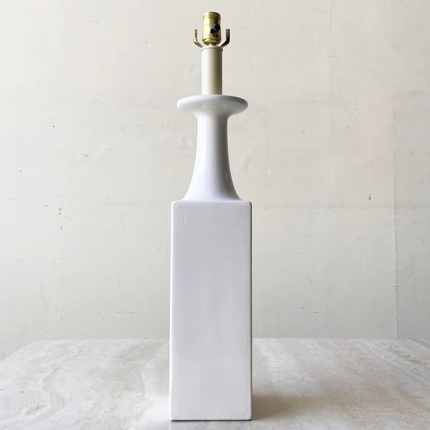 Lampe de table en céramique blanche mi-siècle moderne Bon état - En vente à Delray Beach, FL