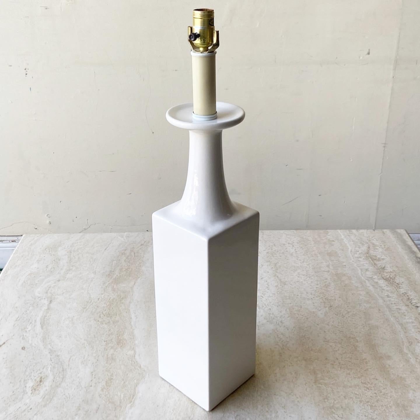 Milieu du XXe siècle Lampe de table en céramique blanche mi-siècle moderne en vente