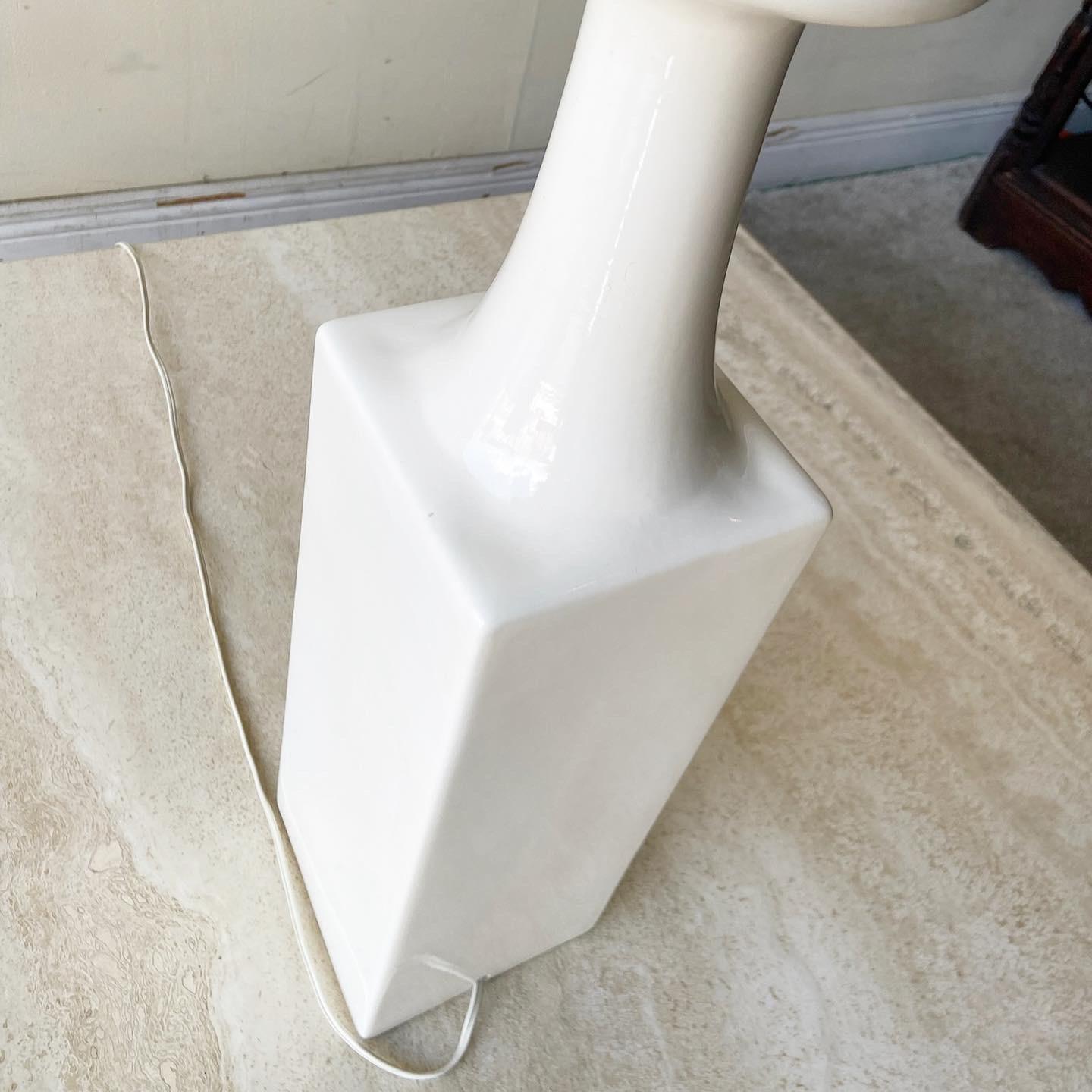 Céramique Lampe de table en céramique blanche mi-siècle moderne en vente