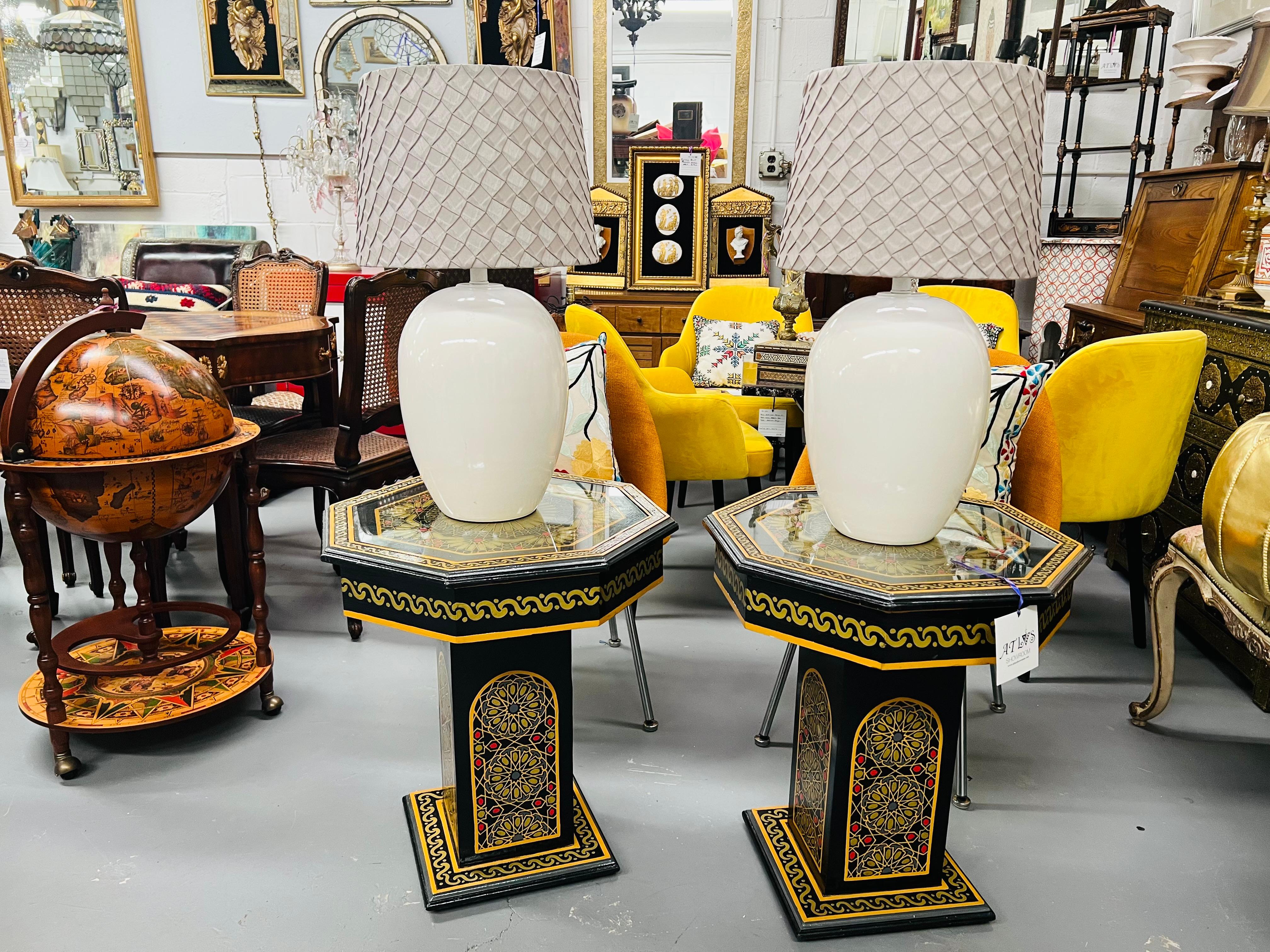 Paire de lampes de table en céramique blanche du milieu du siècle dernier avec abat-jour personnalisé  en vente 4