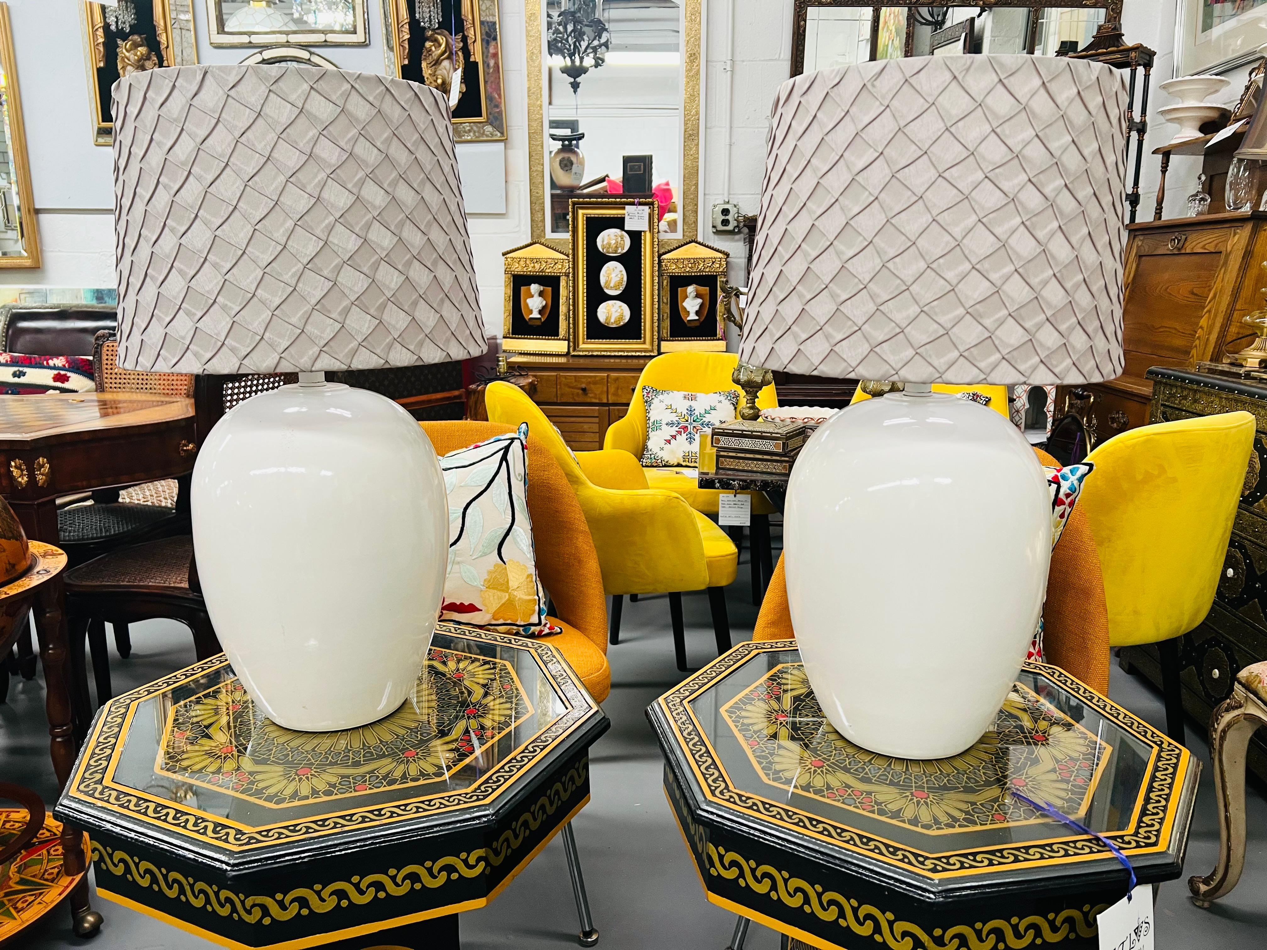 Paire de lampes de table en céramique blanche du milieu du siècle dernier avec abat-jour personnalisé  en vente 5
