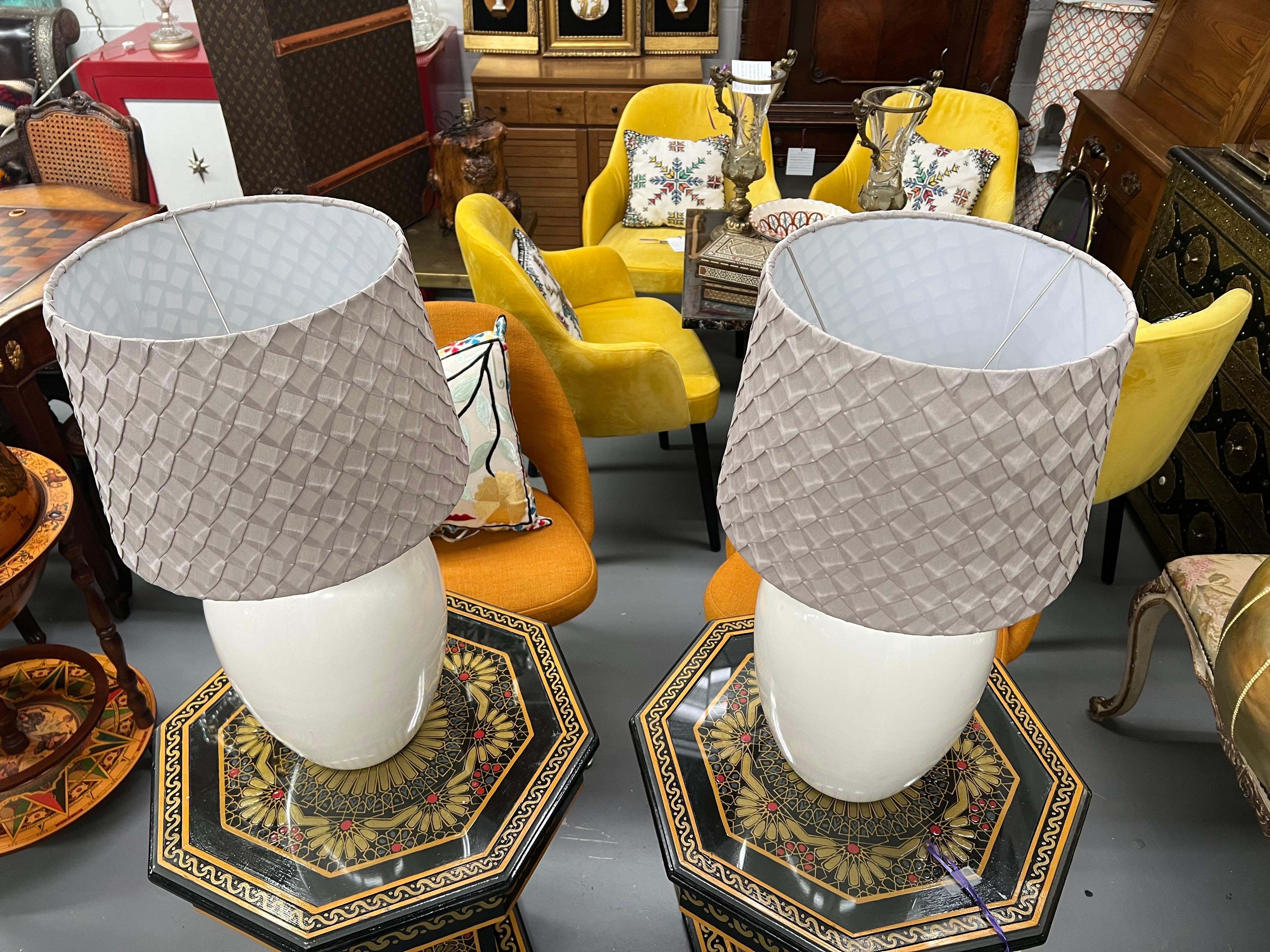Paire de lampes de table en céramique blanche du milieu du siècle dernier avec abat-jour personnalisé  en vente 6