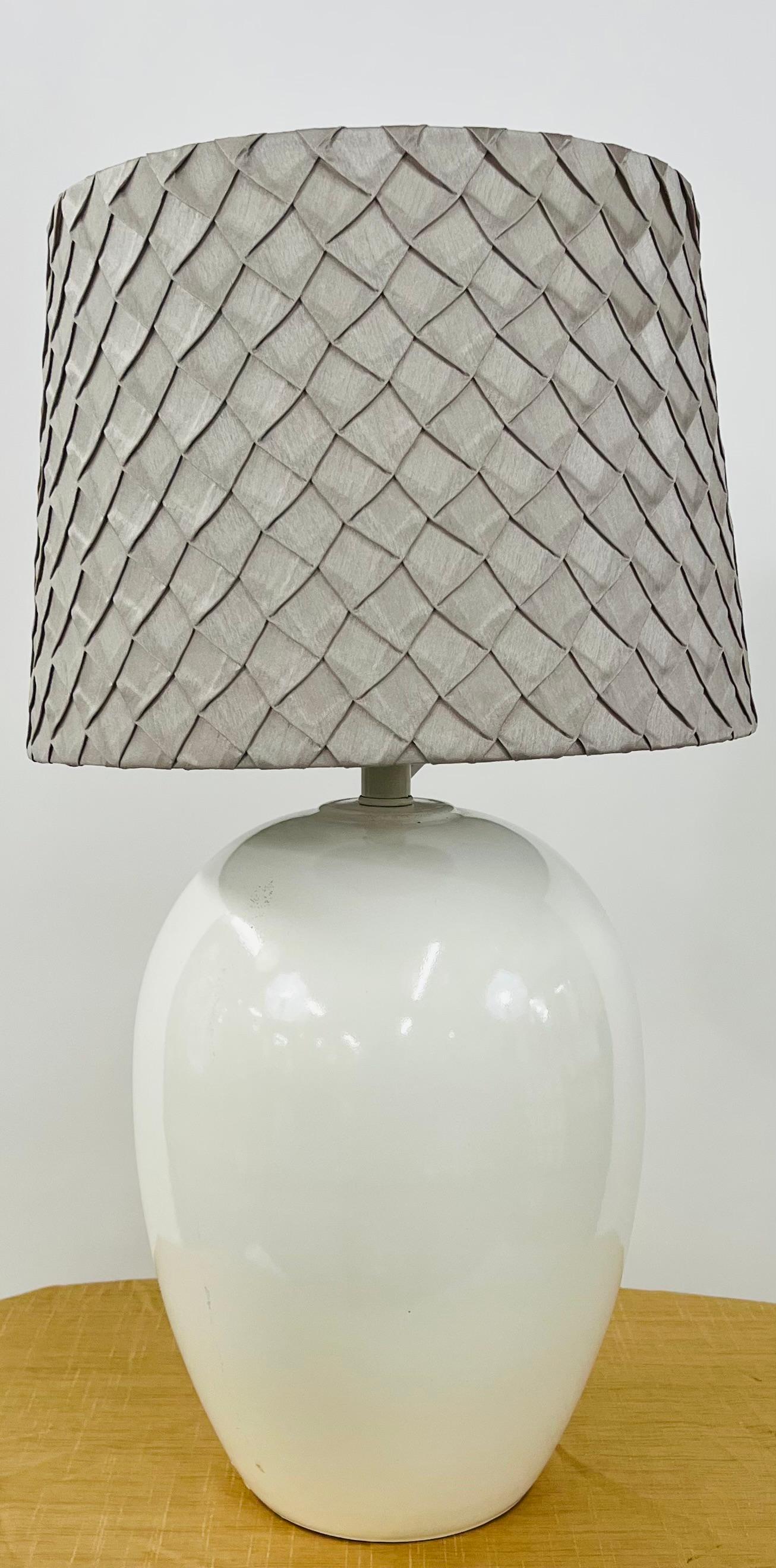 Mid Century Modern White Ceramic Table Lamp With Custom Shades, a Pair  In Good Condition For Sale In Plainview, NY