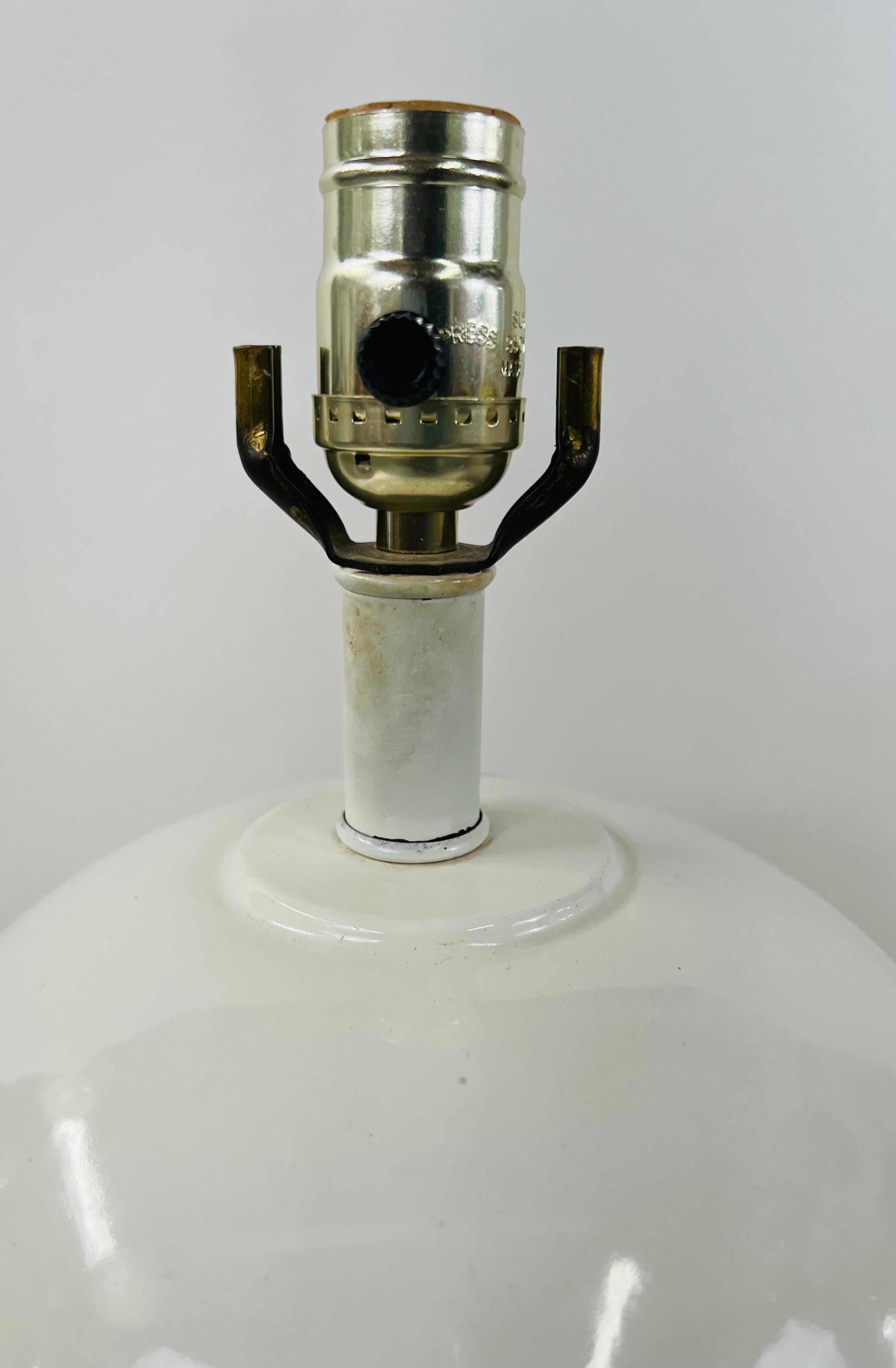 Paire de lampes de table en céramique blanche du milieu du siècle dernier avec abat-jour personnalisé  en vente 2