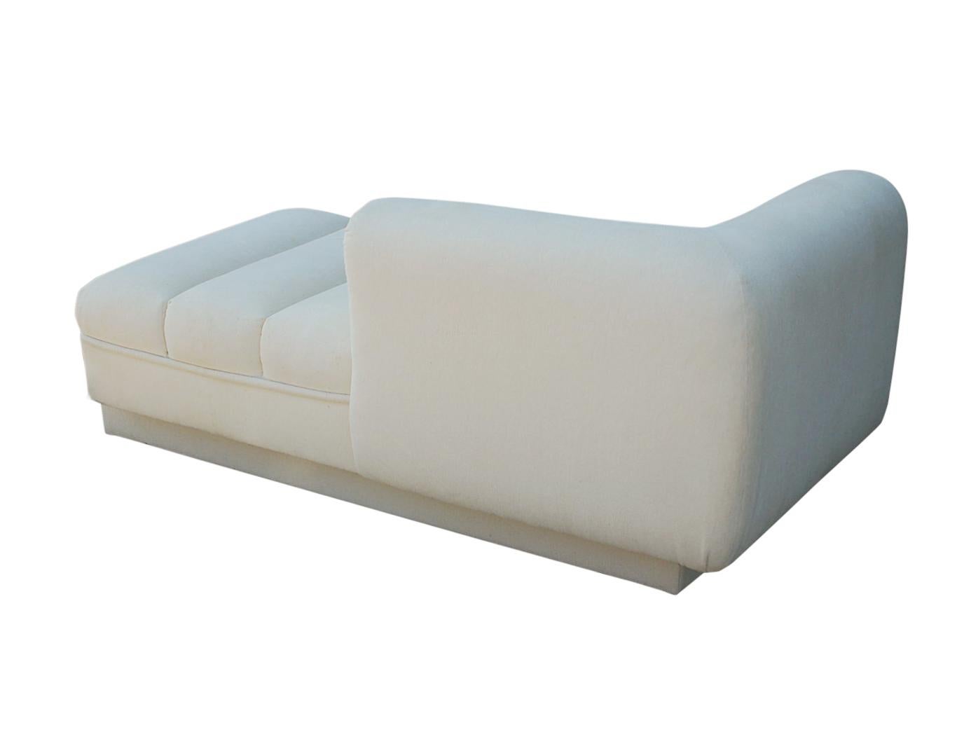 Mid-Century Modern White Channel Seat Chaise Lounge in White by Directional In Good Condition In Philadelphia, PA