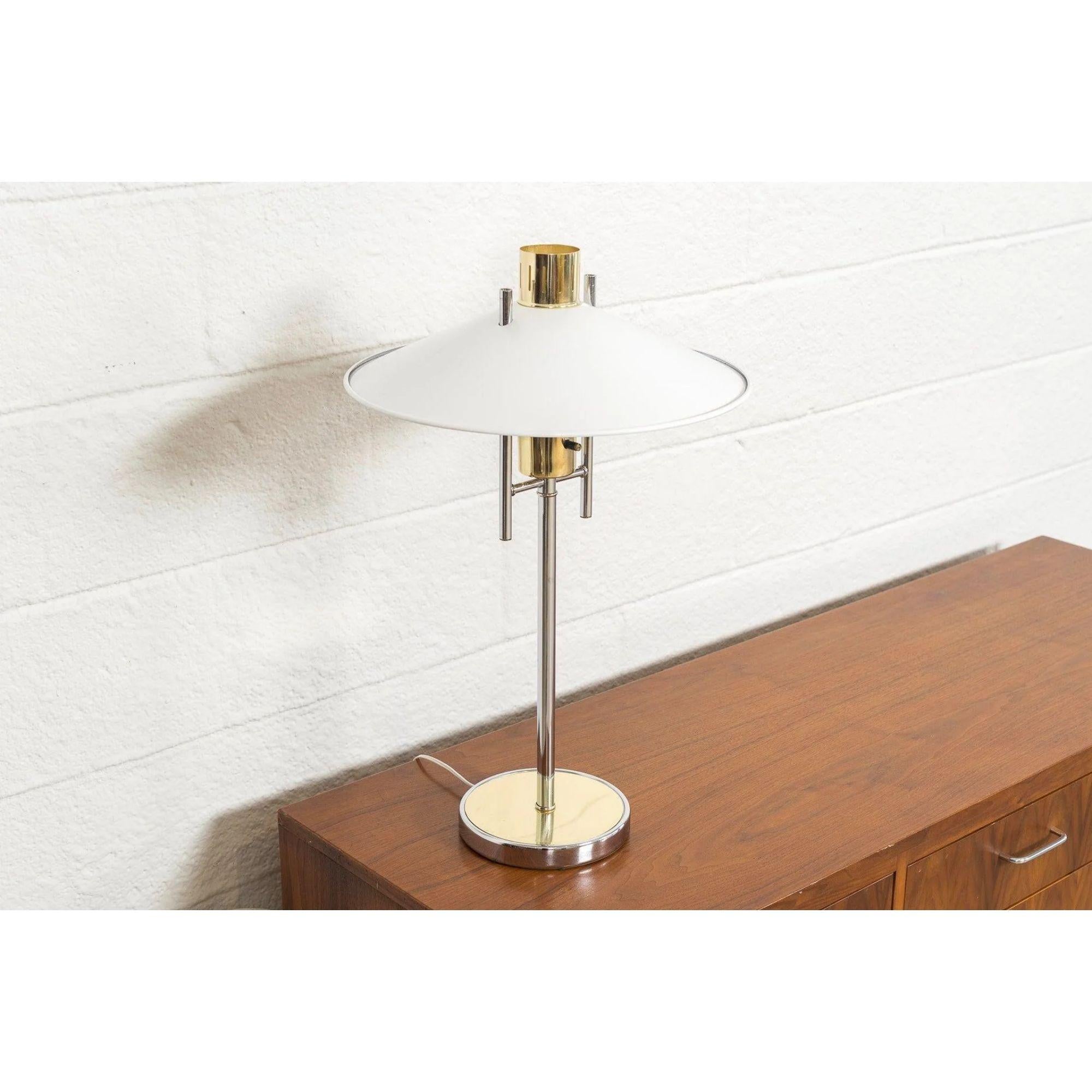 Mid-Century Modern Lampe de table moderne du milieu du siècle en blanc, chrome et laiton, 1970 en vente